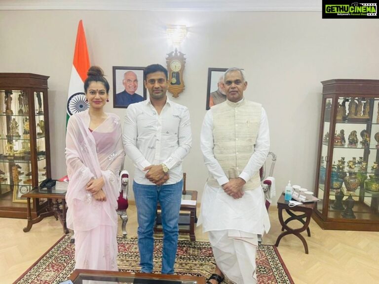 Payal Rohatgi Instagram - It was great meeting Governor of Gujarat #AcharyaDevvrat ji with @sangramsingh_wrestler 🙏 I always get excited to hear the history of this great country India, the way our ancestors decisions shaped our present. I hope u take interview of #AcharyaDevvrat ji next time to capture his great knowledge and share it with my followers for creating awareness. Best thing about meeting #AcharyaDevvrat ji was realising with what great passion he runs #Gurukuls in Kurukshetra. Next time hope to attend morning hawan in Raj Bhavan 🙏 We are not wearing our masks as we did our Rapid Antigen Test (RAT) just before meeting the Governor at Raj Bhavan and after we got results in 15 mins which were negative we clicked this picture 🙏 The proof can be found in CCTV footage and protocol at Raj Bhavan 🙏#CovidGuidelines - Payal Rohatgi #payalrohatgi #governorofgujarat #sangramsingh
