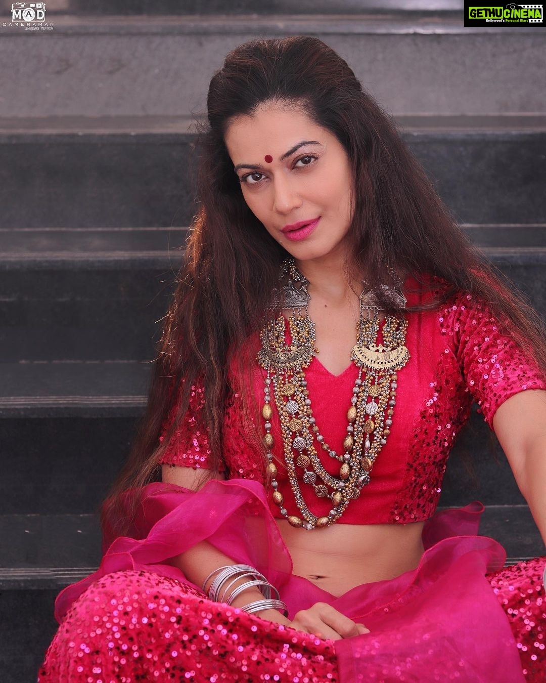 Payal Rohatgi Instagram - आज सुबह यानी के 17 अप्रैल को ४ बजे B block का पानी का supply बंद हुआ। मेरे pitaji ने society जे WhatsApp group में इंफॉर्मेशन डाली इसके बारे में तो वो सदस्य जी committee का member है जो मेरे नौकर पर चिल्लाया था जब वो बग़ीचे से फूल तोड़ रहा था वो इंसान ने कहा कि वो इस मामले को देख रहा है और आधे घंटे के बाद उसने कहा कि पानी का supply शुरू हो चुका है। तो मुझे सिर्फ़ इतना कहना है कि अभी तक हमें कोई वाजिब कारण नहीं मिला ये संकट का, ये negligence द्वारा भी हुई घटना हो सकती है और ये जानबूझकर भी करी गई घटना हो सकती है। अब मैं ये इसलिए कह रही हूँ क्योंकि Gujarati में जो प्रोपोज़ bye-लॉस का draft था उसमें एक clause था कि अगर maintainence का पैसा नहीं दिया गया तो housekeeping की facilities और common amenities का प्रयोग बंद हो जाएगा जो अब समझ में आ रहा है क्योंकि 15 अप्रैल को मेंटेनेंस का पैसा देना था जो हम अब चाहते हैं कि हमारे development फंड के पैसे से adjust किया जाए। देखते हैं कि सच क्या है क्योंकि समय बताएगा के किस वजह से पानी का supply बंद किया गया या बंध हुआ क्योंकि committee वालों ने क़बूल किया है कि उन्होंने बहुत सोच समझकर ये प्रोपोज़ ड्राफ़्ट of bye-laws बनाए थे 🙏 #PayalRohatgi
