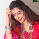 Payal Rohatgi Instagram - इतना कहना है कि society के sale deed में एक Clause है जो कहता है कि आपको ये society को बाद में service society बना सकते हैं और तब मेंटेनेंस के लिए जो पैसा आपको लेना है वो आपको society की committee द्वारा तय करवा के ले सकते हैं। मैं इतना कहना चाहती हूँ कि हमारी sale deed Mahalakshmi Cooperative housing society के साथ थी मगर हमें ये service society जो बनी है उससे कोई दिक़्क़त नहीं है मगर जब से ये service society बनी है तबसे उन्होंने दिक़्क़त शुरू करी है क्योंकि ना उन्होंने हमें अभी तक service society का member बनाया और ना उन्होंने अभी हमें share certificate दिए। जिस प्रकार से ग़लत फ़हमी द्वारा प्रोपोज़ byelaws बनाने का प्रयास किया गया ये कहकर कि किसी को अगर लिखित रूप में कोई आपत्ति नहीं है तो ये प्रोपोज़ byelaws लागू हो जाएंगे दिखाता है कि यह किस प्रकार से हमें control करना चाहते थे service society के नाम से। अब जब मैंने RTI डाल के registered byelaws मंगवा लिए उसके बाद धीरे धीरे इनकी poll खुल रही है कि कैसे इन्होंने development फंड के नाम से पैसा उठाया जो ग़ैर क़ानूनी था और अब वो उस पैसे को renovation फंड का नाम देना चाहते हैं जो उन्हें registrar के office से pass करवाना होगा। अब मैं इतना ही कहना चाहती हूँ प्रोपोज़ byelaws में एक mob attack का भी Clause है जिसे पढ़कर मुझे लगता है कि मुझे उसे police के सामने रखना चाहिए क्योंकि ये log जान बूझ के मुझ जैसे public figure की छवि को बदनाम करने के agenda से इस प्रकार के narrative को फैलाकर मेरा और मेरे परिवार का इस building में रहना मुश्किल कर रहे हैं 🙏 #PayalRohatgi