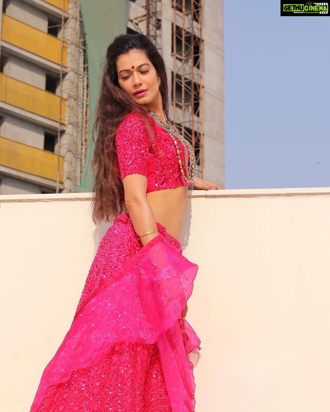 Payal Rohatgi Instagram - भारत के doctors से कहना है कि आप लोग ने ये व्यावसाय पैसा कमाने के लिए चूना है ये बात हम मान सकते हैं मगर इसका मतलब ये नहीं कि आप अपनी इंसानियत खो बैठे क्योंकि covid महामारी की वजह से बहुत सारे लोग अस्पताल में भर्ती होते हैं।जो लोग अस्पताल में भरती हुए उन्हें फिर से ये बीमारी न हो उसके लिए आप लोगों को आम आदमी से लेकर पढ़े लिखे लोगों को बताना चाहिए की वो क्यूँ नहीं covid की guidelines का सही तरीक़े से पालन नहीं करते ??? #Remedesivir जो दवाई है करोना से लड़ने के लिए बोत महंगी हो गयी है आज की तारीख़ में, सुनने में आया है पाँच गुना दाम से बेची जा रही है और इस दवाई के sideeffects भी है।Doctors थोड़ा पैसा कमाने के इलावा भी सोचो 🙏 #PayalRohatgi