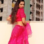 Payal Rohatgi Instagram - यहाँ पर मैं बात करना चाहती हूँ सिमी ग्रेवाल जी के बारे में जो बोहोत ही SENIOR अभिनेत्री है।इनको ये कहना है कि इनको पालघर में हुए साधुओं की मौत से दुख नहीं हुआ क्योंकि इन्होंने उसके ऊपर चर्चा नहीं करी परंतु इनको कुंभ मेला में साधुओं के वस्त्रों से बहुत आपत्ति है और अंग्रेजो को शर्म आ जाए ये शब्द का प्रयोग करके ये अपने आप को भारतीय नागरिक साबित करना चाहती है 🙄 बड़ी ही विचित्र सोच 😂 साधु के वस्त्रों की बात से नहीं आपकी विचित्रता से हम बोहोत ज़्यादा चकित हो चुके हैं 🙏 #payalrohatgi