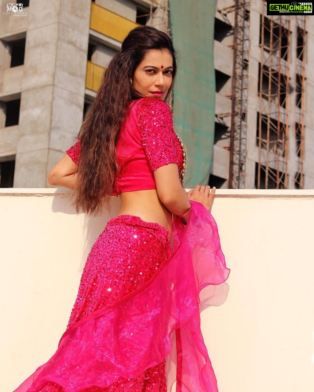 Payal Rohatgi Instagram - यहाँ पर मैं बात करना चाहती हूँ सिमी ग्रेवाल जी के बारे में जो बोहोत ही SENIOR अभिनेत्री है।इनको ये कहना है कि इनको पालघर में हुए साधुओं की मौत से दुख नहीं हुआ क्योंकि इन्होंने उसके ऊपर चर्चा नहीं करी परंतु इनको कुंभ मेला में साधुओं के वस्त्रों से बहुत आपत्ति है और अंग्रेजो को शर्म आ जाए ये शब्द का प्रयोग करके ये अपने आप को भारतीय नागरिक साबित करना चाहती है 🙄 बड़ी ही विचित्र सोच 😂 साधु के वस्त्रों की बात से नहीं आपकी विचित्रता से हम बोहोत ज़्यादा चकित हो चुके हैं 🙏 #payalrohatgi