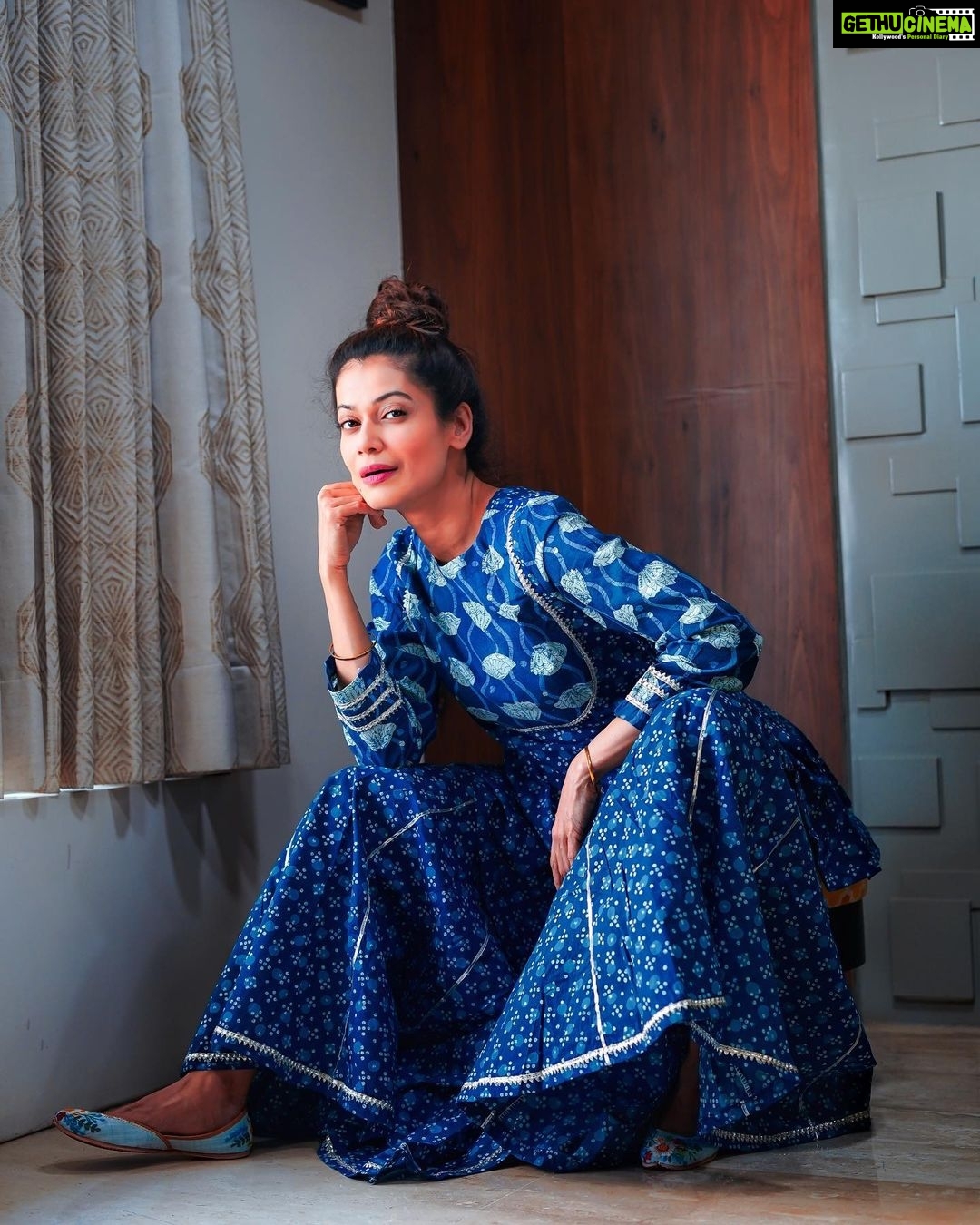 Payal Rohatgi Instagram - मैं कहना चाहती हूँ कि Bharat के अंदर seniority का मतलब ये नहीं है कि आप हर दम सही होंगे इसलिए एक senior अभिनेत्री है Simi Grewal उनको निशाना बनाकर मैं कुछ कहना चाहती हूँ क्योंकि उन्होंने मेरे साधुओं को निशाना बनाकर सुर्ख़ीयों में आने का प्रयास किया। Simi Garewal को कुम्भ मेला के साधुओं का वस्त्र पसंद नहीं है और उनके ऊपर टिप्पणी करके उनका मज़ाक उड़ा रही है तो मैं चाहती हूँ कि Simi Grewal जो अपनी feminist बनने की ख़्वाहिश शायद पूरी नहीं कर पाई वो muslim औरतों के बुर्क़े वाले वस्त्र के ऊपर भी अपनी टिप्पणी दे क्योंकि वो भी एक ऐसा वस्त्र है जो बाम विस्फोट में काफ़ी योगदान देता है पूरे विश्व के अंदर। हमें पता है कि Bharat के साधु social distancing का पालन नहीं कर पा रहे है कुंभ मेला में परंतु उसी तरह मैं mecca masjid में भी social distancing का पलान नहीं हो रहा है। परंतु साधुओं ke वस्त्रों को निशाना बनाकर सुर्ख़ीयों में आना ये ग़लत है चाहे वो senior Simi Grewal ही क्यों न हो 🙏 बात करते हैं junior आर्टिस्ट क्योंकि ये Simi Grewal से तो उम्र में junior है इन्होंने साधुओं के ऊपर निशाना बनाकर शायद काम पाने का प्रयास किया है और इनका नाम हैं #KaranWahi जो TV कलाकार है मगर फ़िल्में चाहते हैं तो शायद इसलिए उन्हें लगा कि ये आसान तरीक़ा है साधुओं को निशाना बनाकर काम पाने का। इन्हें इतना कहना है कि बाक़ी बहुत तरीक़े हैं काम पाने के लिए bollywood के अंदर अगर हमारे धर्म को निशाना बनाओगे तो हम तुम्हें ज़रूर expose करेंगे 🙏 #PayalRohatgi