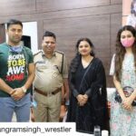 Payal Rohatgi Instagram - मैं यहाँ पे कहना चाहती हूँ कि अगर कुंभ मेले में सनातन लोगों का इकट्ठा होना ग़लत है क्योंकि वहाँ पर social distancing नहीं बरती जा रही है जो आवश्यक है covid महामारी से अपने आपको बचाने के लिए तो उसी प्रकार से मैं कहना चाहती हूँ के Mecca masjid के अंदर Ramazan पर इकट्ठे हुए भारतीय मुसलमानों का ठा इकट्ठा होना social distancing follow करे बिना भी एक ग़लत हरकत है। आशा करती हूँ कि शायद कुंभ मेले में जो भी जा रहे हैं वो अपना covid test करके जा रहे हैं वैसे आशा करती हूँ कि मैं Mecca masjid Hyderabad के अंदर जो लोग गए रमज़ान की प्रार्थना करने के लिए वो लोग भी covid test करके गए होंगे। दोनों ही जगह पर social distancing का पालन नहीं किया गया जो ग़लत है परंतु इन दोनों उत्सव को #TablighiJamaat के साथ तुलना नहीं की जा सकती क्योंकि तबलिग़ी जमात में लोग विदेशी देशों से आए थे illegal visa के साथ और dharmik प्रचार कर रहे थे वो भी परमिशन के बिना और hospital वालो और doctors पर थूक रहे थे जो ग़लत था 🙏 #PayalRohatgi #Repost @sangramsingh_wrestler with @get_repost ・・・ It was nice meeting with you both @ips.ajaychoudhary Sir. Your working style is very intersting & inspiring. God bless you all. Your inner Artist is super🙏🤗 @payalrohatgi @deepshikha_choudhary8 #Repost @sangramsingh_wrestler with @get_repost ・・・ It was nice meeting with you both @ips.ajaychoudhary Sir. Your working style is very intersting & inspiring. God bless you all. Your inner Artist is super🙏🤗 @payalrohatgi @deepshikha_choudhary8