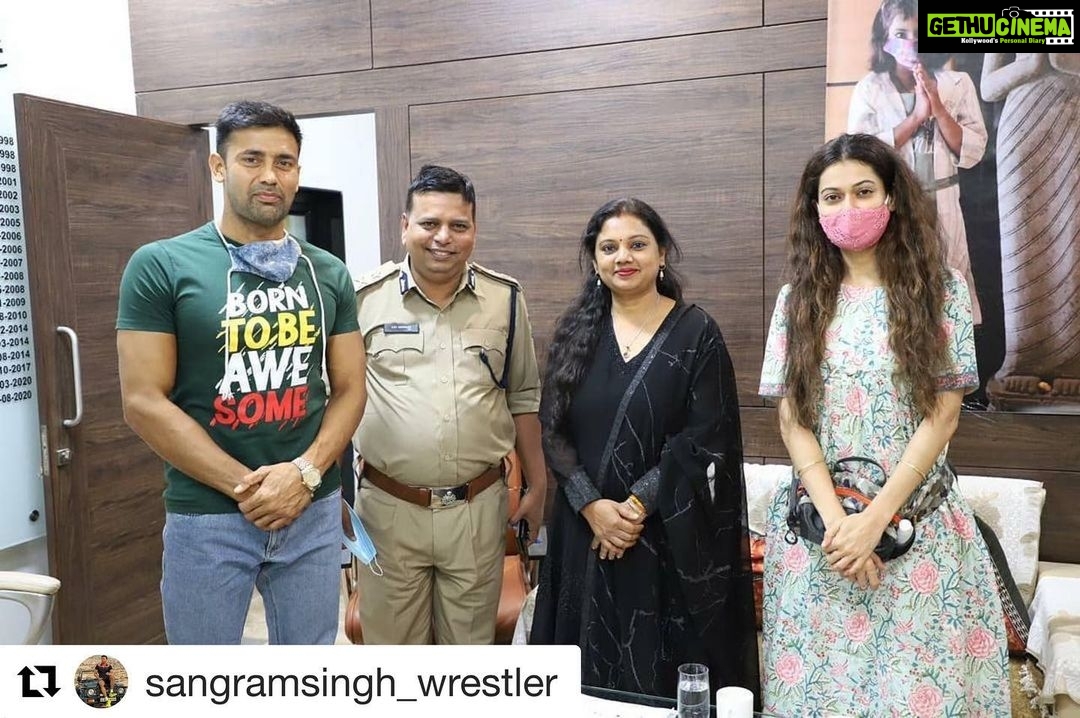 Payal Rohatgi Instagram - मैं यहाँ पे कहना चाहती हूँ कि अगर कुंभ मेले में सनातन लोगों का इकट्ठा होना ग़लत है क्योंकि वहाँ पर social distancing नहीं बरती जा रही है जो आवश्यक है covid महामारी से अपने आपको बचाने के लिए तो उसी प्रकार से मैं कहना चाहती हूँ के Mecca masjid के अंदर Ramazan पर इकट्ठे हुए भारतीय मुसलमानों का ठा इकट्ठा होना social distancing follow करे बिना भी एक ग़लत हरकत है। आशा करती हूँ कि शायद कुंभ मेले में जो भी जा रहे हैं वो अपना covid test करके जा रहे हैं वैसे आशा करती हूँ कि मैं Mecca masjid Hyderabad के अंदर जो लोग गए रमज़ान की प्रार्थना करने के लिए वो लोग भी covid test करके गए होंगे। दोनों ही जगह पर social distancing का पालन नहीं किया गया जो ग़लत है परंतु इन दोनों उत्सव को #TablighiJamaat के साथ तुलना नहीं की जा सकती क्योंकि तबलिग़ी जमात में लोग विदेशी देशों से आए थे illegal visa के साथ और dharmik प्रचार कर रहे थे वो भी परमिशन के बिना और hospital वालो और doctors पर थूक रहे थे जो ग़लत था 🙏 #PayalRohatgi #Repost @sangramsingh_wrestler with @get_repost ・・・ It was nice meeting with you both @ips.ajaychoudhary Sir. Your working style is very intersting & inspiring. God bless you all. Your inner Artist is super🙏🤗 @payalrohatgi @deepshikha_choudhary8 #Repost @sangramsingh_wrestler with @get_repost ・・・ It was nice meeting with you both @ips.ajaychoudhary Sir. Your working style is very intersting & inspiring. God bless you all. Your inner Artist is super🙏🤗 @payalrohatgi @deepshikha_choudhary8