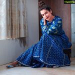 Payal Rohatgi Instagram – बात करना है कैसे आज Gujarat समाचार newspaper को publicity चाहिए थी मेरे नाम से और उन्होंने मेरे नाम से एक बहुत बड़ा article छापा ये कहकर कि मैं गिरफ़्तार हो सकती हूँ क्यों क्योंकि andheri court ने मेरे ख़िलाफ़ जाँच की माँग रखी है। 

मैं इतना ही कहना चाहती हूँ Gujarat समाचार की आपकी जो ख़बर मिली है वो आधि खबर है क्योंकि जो Andheri Court कि आप बात कर रहे हो वो Metropolitian Magistrate Court है और इसके ऊपर है Dindoshi Sessions Court। और Sessions कोर्ट ने मेरे ख़िलाफ़ cognizable इल्ज़ामों को रद्द कर दिया है जिसका वो verdict मैंने अपने सोशल मीडिया प्लैटफॉर्म्स पर शेयर किया है। मैं सिर्फ़ आपको इतना कहना चाहती हूँ कि अगर आपके पास पूरी इन्फ़ॉर्मेशन नहीं है तो अब मैं आपको पूरी इन्फ़ॉर्मेशन दे रही हूँ और आप कल अपने अख़बार में सही इन्फोर्मेशन, पूरी इंफॉर्मेशन छाप सकते हैं मगर अगर आप जान बूझ के मेरे ख़िलाफ़ एक narrative फैलाने का प्रयास कर रहे हैं तो मैं आपको भी टारगेट करूँगी। 

वैसे भी गुजरात के अंदर मैं आज कल समझने का प्रयास कर रही हूँ के illegal कंस्ट्रक्शंस क्या होती है? Illegal सर्विस सोसायटी कैसे बनती है और अगर इन सब मामलात तो के ऊपर आपको मेरे से बात करनी है तो हम बात कर सकते हैं परंतु अगर आप जान बूझ के मेरी छवि पर अटैक करेंगे तो मैं भी आप को निशाना बनाऊँगी क्योंकि अभी तक तो आपको मेरा स्वभाव पता चल गया होगा 🙏

#PayalRohatgi