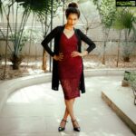 Payal Rohatgi Instagram - मैंने आप लोगों के साथ काफ़ी videos share किए जहाँ पर मैंने आपको देखाया कि मेरी society के अंदर जो ग़रीब कर्मचारी है वो कैसे Legal Vices का सेवन करते हैं जैसे तंबाकू, पान मसाला, बिगड़ी परंतु अमीर लोग भी Legal Vices का सेवन करते हैं और उसमें से अगर नाम लिया जाए तो Madhuri Dixit जी भी है जो champagne पीती है और बाक़ी भी बोहोत सारी अभिनेत्रियाँ है जो champagne पीती है, सिगरेट smoke करती है उनको Bharat के Fit India campaign ke साथ नहीं जोड़ना चाहिए 🙏 #PayalRohatgi