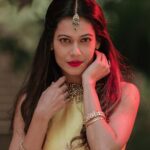 Payal Rohatgi Instagram - Society के ऊपर अब ओर बात करते हुए मैं इतना कहना चाहती हूँ कि Society के Resources को अब discuss किया जा रहा है जब मेरे घर के सदस्य फूल तोड़ते हैं और उन्होंने कहा जाता है कि यह प्रतिक्रिया ग़लत है तो उन्हीं लोगों को मैं कहना चाहती हूँ कि अगर फूल तोड़ना Society के Resources के साथ ग़लत करना है तो फिर आप मुझे बताइए garden में Cricket, Football, Badminton खेलना तो फूल तोड़ता है और पत्ते भी तोड़ता है। जब बच्चे खेल रहे होते हैं वो कहा से यह सब रोक सकते है ?? मैं कोई नहीं हूँ उन्हें खेलने से रोकने के लिए। क्यों ? क्योंकि उनके माता-पिता ७/१२ का कागज़ रखते हैं जो उन्हें हक़ देता है society के common जगहों को use करने का। उसी तरह से वो ७/१२ का कागज़ मेरे माता-पिता रखते हैं जो मुझे हक़ देता है उस common amenities का उपयोग करने से। उसी तरह सिर्फ़ ये कहना चाहती हूँ की society का पैसा जो अब PRIVATE bank में है और society का जो account है उसे government approved chartered accountant संभाले ना कि कोई building का CA। यह कार्य सारे members के पैसों के साथ जुड़ा हुआ है और society के एक member को ये हक़ नहीं मिलना चाहिए कि वो इतने सारे पैसों का accounting करे क्यूँकि यह conflict of interest में होगा 🙏 #PayalRohatgi