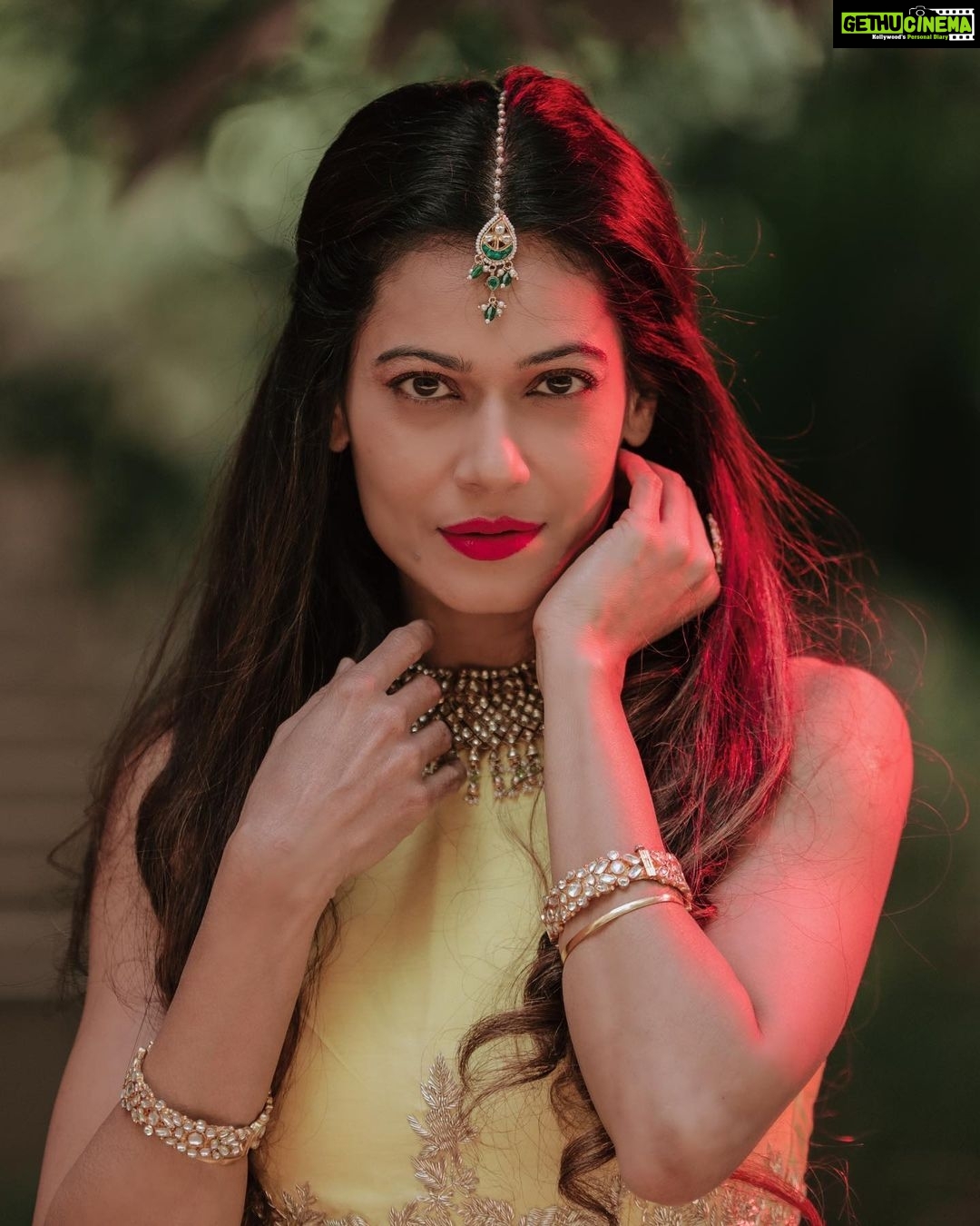 Payal Rohatgi Instagram - Society के ऊपर अब ओर बात करते हुए मैं इतना कहना चाहती हूँ कि Society के Resources को अब discuss किया जा रहा है जब मेरे घर के सदस्य फूल तोड़ते हैं और उन्होंने कहा जाता है कि यह प्रतिक्रिया ग़लत है तो उन्हीं लोगों को मैं कहना चाहती हूँ कि अगर फूल तोड़ना Society के Resources के साथ ग़लत करना है तो फिर आप मुझे बताइए garden में Cricket, Football, Badminton खेलना तो फूल तोड़ता है और पत्ते भी तोड़ता है। जब बच्चे खेल रहे होते हैं वो कहा से यह सब रोक सकते है ?? मैं कोई नहीं हूँ उन्हें खेलने से रोकने के लिए। क्यों ? क्योंकि उनके माता-पिता ७/१२ का कागज़ रखते हैं जो उन्हें हक़ देता है society के common जगहों को use करने का। उसी तरह से वो ७/१२ का कागज़ मेरे माता-पिता रखते हैं जो मुझे हक़ देता है उस common amenities का उपयोग करने से। उसी तरह सिर्फ़ ये कहना चाहती हूँ की society का पैसा जो अब PRIVATE bank में है और society का जो account है उसे government approved chartered accountant संभाले ना कि कोई building का CA। यह कार्य सारे members के पैसों के साथ जुड़ा हुआ है और society के एक member को ये हक़ नहीं मिलना चाहिए कि वो इतने सारे पैसों का accounting करे क्यूँकि यह conflict of interest में होगा 🙏 #PayalRohatgi