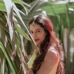 Payal Rohatgi Instagram - हमने सुना कि कैसे दो हफ़्ते पहले BJP के नेताओं ने कहा कि Jagannath मंदिर कि ज़मीन Odisha Sarkar बेच रही थी।बाद में ये बात पता चली है कि नक़ली थी। ये सुनकर मुझे अच्छा लगा क्योंकि ना मैं BJP की अन्ध्भक्त ना मैं Odisha Sarkar से हूँ। मैं सिर्फ़ इतना चाहती हूँ कि जो ज़मीन मंदिरों की है वो ज़मीन को कोई भी राज्य सरकार बेच नहीं सके। साथ मैं उस मंदिर के पैसे के ऊपर कोई भी राज्य Sarkar का कोई नियंत्रण नहीं हो। मंदिरों का पैसा इस्तेमाल किया जाए गुरुकुल स्थापित करने के लिए जैसे हम देखते हैं कि मस्जिद का पैसा इस्तेमाल किया जाता है मदरसा के लिए और church का पैसा इस्तेमाल किया जाता है convent school के लिए। साथ में मैंने ये भी सुना है के church के पास सबसे ज़्यादा non-कृषि ज़मीन है भारत के अंदर जो रिश्ता रखती है बाहरी ताक़त के साथ और Rome के Pope के आदेश पर चलती है। अगर ये बात सच है तो BJP वाले इसके ऊपर आवाज़ उठाएँ और Bharat की ज़मीन को church के चुंगल से छुड़ाया 🙏