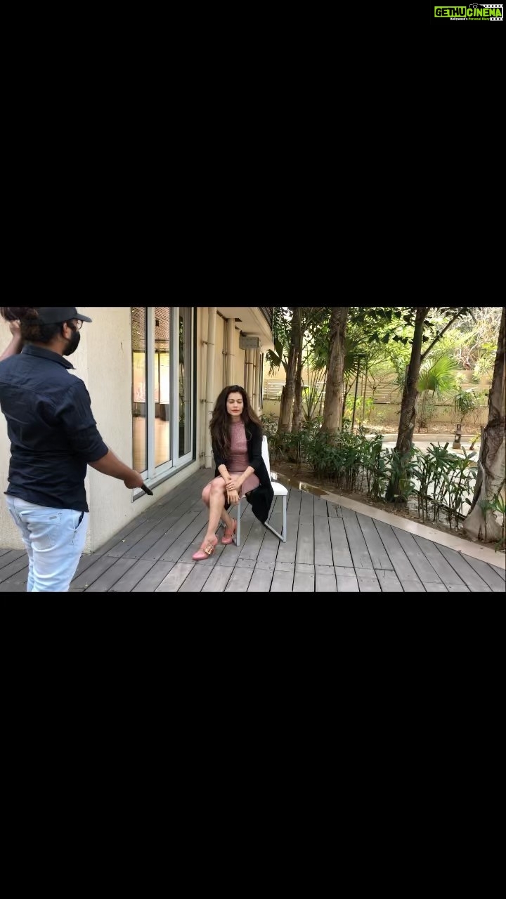 Payal Rohatgi Instagram - A lion doesn’t turn around when small dogs bark 🥰 - Payal Rohatgi #payalrohatgi #vocalforlocal Disclaimer : Hear the song #whatsapp university male member 🐒 Hope u know what is copyright violation act 🤣🤣🤣 And I am dying to hear your views on #societywhatsapp about population control bill 🤓 even in Gujarati it will be enlightening to the mind 🙏