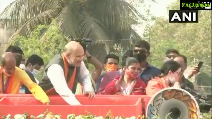 Payal Rohatgi Instagram - No mask worn by the crowd ๐คจ Now I understand why @amdavadamc treated my post with no reaction ๐ Rules are for Ruling party with MAJORITY also ๐ @amitshahofficial ji I want @bjp4india to WIN Bengal but on right notes ๐#payalrohatgi