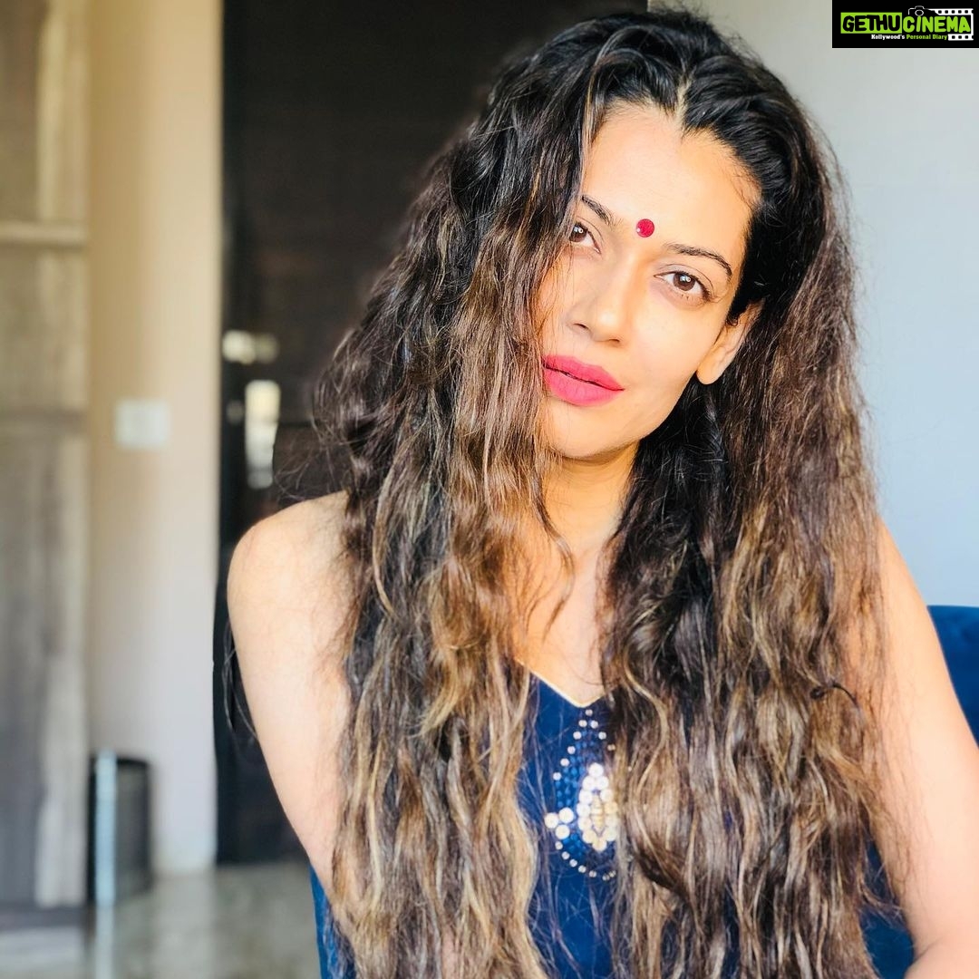 Payal Rohatgi Instagram - बहुत सारे लोग आरोप लगाते हैं कि Payal So-Called bodyshaming करती है videos के अंदर तो मैं सभी लोगों को इतना कहना चाहती हूँ कि मुझे आप criteria बताए कि कौन से शब्द qualify होते हैं bodyshaming के लिए ??? उसे मद्देनज़र रखते हुए मैं उन शब्दों को वापस लेने के लिए भी तैयार हूँ परंतु मैं वो तब करूँगी जब आप मेरा character assassination करना बंद करे जो आप करते हैं। मुझे B grade, C grade बुलाकर मुझे नीचा दिखाना क्योंकि आपको मेरी सोच से सहमति नहीं है। जब लोग मुझ पर वार करते हैं तो सामने वाले लोगों को मेरा जवाब सुनने की क्षमता भी रखनी चाहिए 🙏 #PayalRohatgi