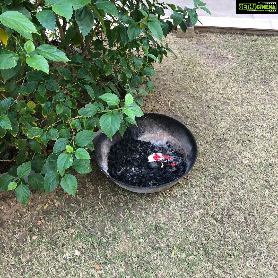 Payal Rohatgi Instagram - When the CHILDREN of Sundervan Epitome (members/committee members) had burnt the grass by mistake because THEY celebrated Christmas ЁЯЩД Did anyone talk about RESOURCES then ? Plucking flowers for PUJA is a crime but burning grass for CHRISTMAS is sweet nothings ЁЯШВЁЯШВ Maybe u all are Crypto -Christians ЁЯдк A Certain Male Joker (sorry for the TITLE ЁЯШЬ but TONE is humorous ) remember I have lot of EXTERNAL EVIDENCES recorded to prove my point. You canтАЩt get away attacking me because you are PART of MAJORITY ЁЯШЙ Also I came to your wedding celebrations FREE of cost as ours Mothers know each other ЁЯШЬ But I remember you USED society RESOURCES for it ЁЯдг Who is handling the ACCOUNTS of Sundervan Epitome Coop Housing Cooperative Service Society ??? Is your FIRM doing it FREE of cost or you charging a FEE ????? Or is it a Government approved AUDITOR??? #JustAsking Remember I am used to handling herd of sheep very well. You should know at least this much about me by google search ЁЯШИ - Payal Rohatgi Boney Kapoor рдХрд╛ рдПрдХ statement рд╕реБрдирд╛ рдЬрд╣рд╛рдБ рдкрд░ рд╡реЛ рдХрд╣ рд░рд╣реЗ рд╣реИрдВ SS Rajamouli рдХреА film рдФрд░ рдЙрдирдХреА рдлрд╝рд┐рд▓реНрдо Maidaan рдЬрд┐рд╕рдореЗрдВ Ajay Devgan рд╣реИ рдЙрд╕рдХрд╛ release рдПрдХ рджрд┐рди рд╣реЛрдиреЗ рд╕реЗ рдЙрдирдХреЛ рд▓рдЧ рд░рд╣рд╛ рд╣реИ рдХрд┐ рдпрд╣ рдПрдХ unethical рдХрд╛рд░реНрдп рд╣реИред Boney Kapoor рдЬреА рдХреЛ рд╕рд┐рд░реНрдлрд╝ рдЗрддрдирд╛ рд╣реА рдХрд╣рдирд╛ рд╣реИ рдЕрдЧрд░ рдЖрдк unethical рдЪреАрдЬрд╝реЛрдВ рдХреЗ рдКрдкрд░ рдмрд╛рддрдЪреАрдд рдХрд░рдирд╛ рдЪрд╛рд╣рддреЗ рд╣реИрдВ рддреЛ рд╕рдмрд╕реЗ рдкрд╣рд▓реЗ рдЖрдкрдХреЛ рдЙрди speculations рдХреЛ рдЦрд╝рддреНрдо рдХрд░рдирд╛ рдЪрд╛рд╣рд┐рдП рдЬреЛ рдЖрдкрдХреА рд╕реНрд╡рд░реНрдЧреАрдп рдзрд░реНрдо рдкрддреНрдиреА Sridevi рдХреА рдореМрдд рдХреЗ рдКрдкрд░ рдЧрд╝рд▓рдд рдЗрд▓реНрдЬрд╝рд╛рдо рдбрд╛рд▓рддреЗ рд╣реИрдВ рдХреНрдпреЛрдВрдХрд┐ рд▓рдЧрддрд╛ рд╣реИ рдЬреИрд╕реЗ рдЖрдкрдХреЛ рдХреБрдЫ рдлрд░рдХ рдирд╣реАрдВ рдкрдбрд╝рддрд╛ рдХрд┐ рдЖрдкрдХреА рд╕реНрд╡рд░реНрдЧреАрдп рдзрд░рдо рдкрддреНрдиреА рдХреЛ drug addict рдХрд╛ рдЦрд╝рд┐рддрд╛рдм рднреА рджрд┐рдпрд╛ рдЬрд╛рддрд╛ рд╣реИред рдЗрди speculative theories рдХреЗ рдКрдкрд░ рдЕрдЧрд░ рдЖрдк рдЪреБрдк рд╣реИ рдХреНрдпреЛрдВрдХрд┐ рд╢рд╛рдпрдж рдЖрдк рднреА рдпрд╣реА рдЪрд╛рд╣рддреЗ рд╣реИрдВ рддреЛ рдпрд╣ рдЖрдкрдХреА unethical рд╡реНрдпрд╡рд╣рд╛рд░ рджрд┐рдЦрд╛рддрд╛ рд╣реИред #sundervanepitome #byelaws