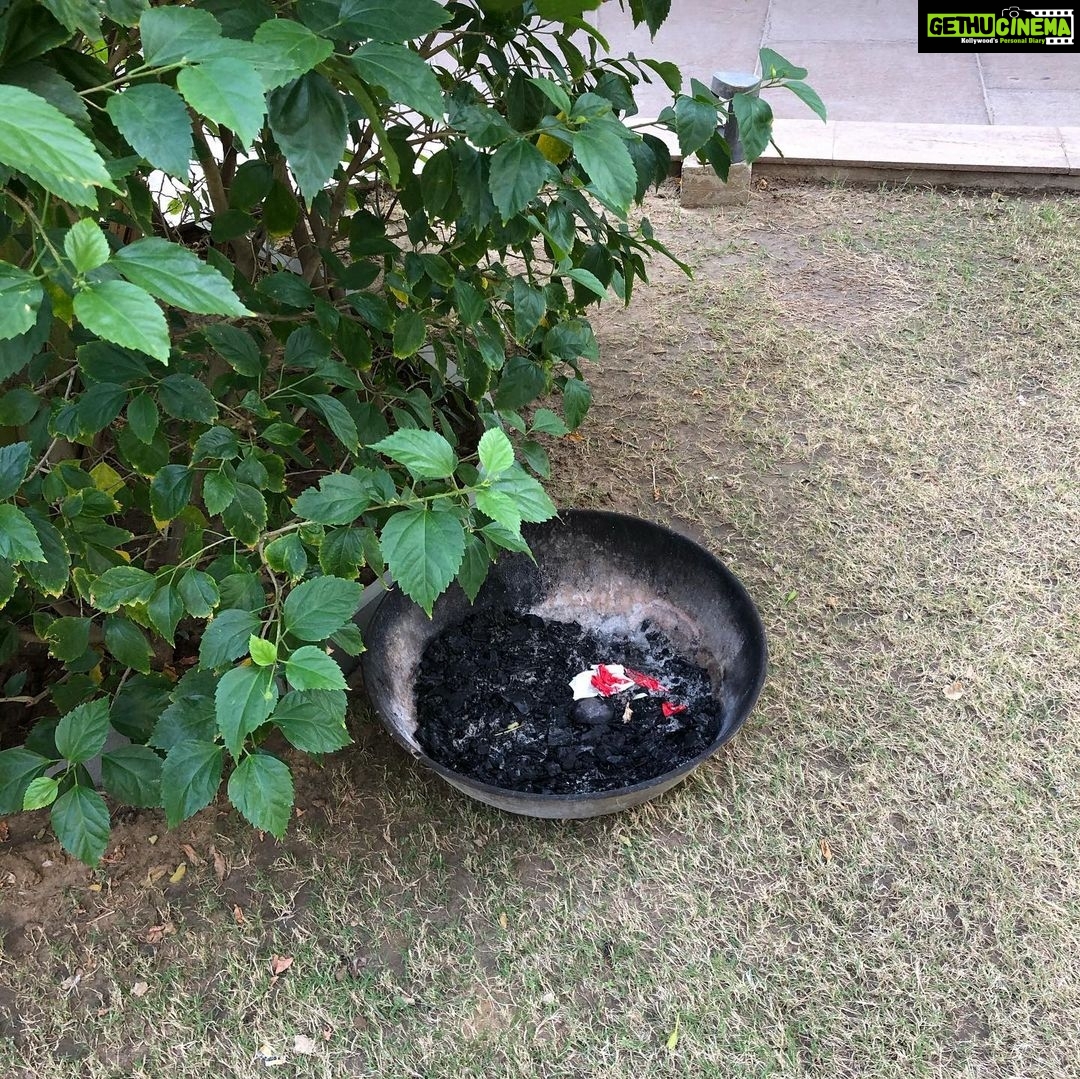 Payal Rohatgi Instagram - When the CHILDREN of Sundervan Epitome (members/committee members) had burnt the grass by mistake because THEY celebrated Christmas ЁЯЩД Did anyone talk about RESOURCES then ? Plucking flowers for PUJA is a crime but burning grass for CHRISTMAS is sweet nothings ЁЯШВЁЯШВ Maybe u all are Crypto -Christians ЁЯдк A Certain Male Joker (sorry for the TITLE ЁЯШЬ but TONE is humorous ) remember I have lot of EXTERNAL EVIDENCES recorded to prove my point. You canтАЩt get away attacking me because you are PART of MAJORITY ЁЯШЙ Also I came to your wedding celebrations FREE of cost as ours Mothers know each other ЁЯШЬ But I remember you USED society RESOURCES for it ЁЯдг Who is handling the ACCOUNTS of Sundervan Epitome Coop Housing Cooperative Service Society ??? Is your FIRM doing it FREE of cost or you charging a FEE ????? Or is it a Government approved AUDITOR??? #JustAsking Remember I am used to handling herd of sheep very well. You should know at least this much about me by google search ЁЯШИ - Payal Rohatgi Boney Kapoor рдХрд╛ рдПрдХ statement рд╕реБрдирд╛ рдЬрд╣рд╛рдБ рдкрд░ рд╡реЛ рдХрд╣ рд░рд╣реЗ рд╣реИрдВ SS Rajamouli рдХреА film рдФрд░ рдЙрдирдХреА рдлрд╝рд┐рд▓реНрдо Maidaan рдЬрд┐рд╕рдореЗрдВ Ajay Devgan рд╣реИ рдЙрд╕рдХрд╛ release рдПрдХ рджрд┐рди рд╣реЛрдиреЗ рд╕реЗ рдЙрдирдХреЛ рд▓рдЧ рд░рд╣рд╛ рд╣реИ рдХрд┐ рдпрд╣ рдПрдХ unethical рдХрд╛рд░реНрдп рд╣реИред Boney Kapoor рдЬреА рдХреЛ рд╕рд┐рд░реНрдлрд╝ рдЗрддрдирд╛ рд╣реА рдХрд╣рдирд╛ рд╣реИ рдЕрдЧрд░ рдЖрдк unethical рдЪреАрдЬрд╝реЛрдВ рдХреЗ рдКрдкрд░ рдмрд╛рддрдЪреАрдд рдХрд░рдирд╛ рдЪрд╛рд╣рддреЗ рд╣реИрдВ рддреЛ рд╕рдмрд╕реЗ рдкрд╣рд▓реЗ рдЖрдкрдХреЛ рдЙрди speculations рдХреЛ рдЦрд╝рддреНрдо рдХрд░рдирд╛ рдЪрд╛рд╣рд┐рдП рдЬреЛ рдЖрдкрдХреА рд╕реНрд╡рд░реНрдЧреАрдп рдзрд░реНрдо рдкрддреНрдиреА Sridevi рдХреА рдореМрдд рдХреЗ рдКрдкрд░ рдЧрд╝рд▓рдд рдЗрд▓реНрдЬрд╝рд╛рдо рдбрд╛рд▓рддреЗ рд╣реИрдВ рдХреНрдпреЛрдВрдХрд┐ рд▓рдЧрддрд╛ рд╣реИ рдЬреИрд╕реЗ рдЖрдкрдХреЛ рдХреБрдЫ рдлрд░рдХ рдирд╣реАрдВ рдкрдбрд╝рддрд╛ рдХрд┐ рдЖрдкрдХреА рд╕реНрд╡рд░реНрдЧреАрдп рдзрд░рдо рдкрддреНрдиреА рдХреЛ drug addict рдХрд╛ рдЦрд╝рд┐рддрд╛рдм рднреА рджрд┐рдпрд╛ рдЬрд╛рддрд╛ рд╣реИред рдЗрди speculative theories рдХреЗ рдКрдкрд░ рдЕрдЧрд░ рдЖрдк рдЪреБрдк рд╣реИ рдХреНрдпреЛрдВрдХрд┐ рд╢рд╛рдпрдж рдЖрдк рднреА рдпрд╣реА рдЪрд╛рд╣рддреЗ рд╣реИрдВ рддреЛ рдпрд╣ рдЖрдкрдХреА unethical рд╡реНрдпрд╡рд╣рд╛рд░ рджрд┐рдЦрд╛рддрд╛ рд╣реИред #sundervanepitome #byelaws