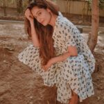 Payal Rohatgi Instagram - मैं बात करना चाहती हूँ की कैसे हाल में ही रिलीज़ हुए पान मसाला के विज्ञापन में दिखाई दिये गए अजय देवगन और शाहरुख़ ख़ान का वैसे तो 36 का आंकड़ा है परंतु शायद इस विज्ञापन में काम करने के लिए उन्होंने अपना स्टैंड बदल दिया क्यूँकि पैसे अच्छे थे 🤪 जो लोग पायल के stand के ऊपर चर्चा करेंगे वो लोग पायल को मजबूर करते हैं की वो हर चीज़ में, हर इंसान का STAND देखें 🤣 तो अब पैसों के ख़ातिर पायल से ज़्यादा प्रसिद्ध लोगों ने #FitIndia को नहीं बल्कि पान मसाले को promote करना सही समझा। दूसरी ओर Ajay Devgan और Shahrukh Khan की फ़िल्म हर वक़्त box office पे एक दूसरे के सामने release होती है जिसकी वजह से दोनों के बीच में public platforms पर मनमटाव की ख़बरें हैं। मैं यहाँ पे सिर्फ़ इतना कहना चाहती हूँ कि Karan Johar ने अपनी किताब में लिखा कि कैसे Ajay Devgan उसे phone करके गालियां देता था जब Ajay को नहीं चाहिए था कि #AeDilHaiMushkil film release हो Shivaay picture के साथ। Karan Johar ने ये भी कहा कि इसकी वजह से उनका संबंध Kajol के साथ भी ख़राब हो गया परंतु आज की तारीख़ में दोनों ने शायद एक दूसरे की तरफ़ अपना stand बदल लिया 🤪 ताज्जुब की बात ये है कि Ajay Devgan ने उस samay KRK का tweet tweet किया था जहाँ पर वो कह रहा था कि Karan Johar में उसे पैसे दिए #ऐदिलहैमुश्किल के बारे में अच्छे reviews लिखने के लिए 😂 ये दिखाता है कि Ajay devgan तो बेवक़ूफ़ है और उनकी पत्नी तो उनसे भी ज़्यादा क्योंकि उनकी पत्नी ने उस tweet का समर्थन करके ये साबित करा कि उसने एक जितना भी काम Karan Johar के साथ किया है वो काम जिसको अच्छा Review मिला है वो इस वजह से मिला क्यूँकि Karan Johar पैसे देते हैं अच्छे Review उसके लिए🤪 ये देखकर मुझे दोनों पतिपत्नी पर हँसी आ रही है और ये बात मैं public domain मैं रख रही हूँ क्योंकि इनमें सुपरस्टार्स के fan एक दूसरे के साथ भिड़ते हैं और ये सुपरस्टार्स ख़ुद पैसों के लिए अपना stand बदल देते हैं। #PayalRohatgi