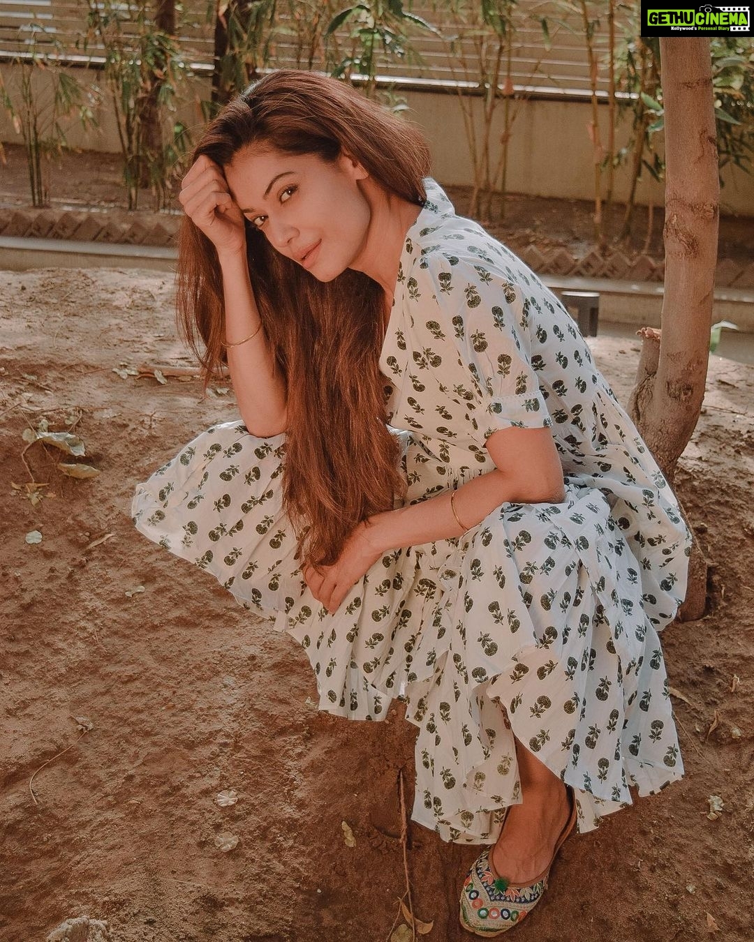 Payal Rohatgi Instagram - मैं बात करना चाहती हूँ की कैसे हाल में ही रिलीज़ हुए पान मसाला के विज्ञापन में दिखाई दिये गए अजय देवगन और शाहरुख़ ख़ान का वैसे तो 36 का आंकड़ा है परंतु शायद इस विज्ञापन में काम करने के लिए उन्होंने अपना स्टैंड बदल दिया क्यूँकि पैसे अच्छे थे 🤪 जो लोग पायल के stand के ऊपर चर्चा करेंगे वो लोग पायल को मजबूर करते हैं की वो हर चीज़ में, हर इंसान का STAND देखें 🤣 तो अब पैसों के ख़ातिर पायल से ज़्यादा प्रसिद्ध लोगों ने #FitIndia को नहीं बल्कि पान मसाले को promote करना सही समझा। दूसरी ओर Ajay Devgan और Shahrukh Khan की फ़िल्म हर वक़्त box office पे एक दूसरे के सामने release होती है जिसकी वजह से दोनों के बीच में public platforms पर मनमटाव की ख़बरें हैं। मैं यहाँ पे सिर्फ़ इतना कहना चाहती हूँ कि Karan Johar ने अपनी किताब में लिखा कि कैसे Ajay Devgan उसे phone करके गालियां देता था जब Ajay को नहीं चाहिए था कि #AeDilHaiMushkil film release हो Shivaay picture के साथ। Karan Johar ने ये भी कहा कि इसकी वजह से उनका संबंध Kajol के साथ भी ख़राब हो गया परंतु आज की तारीख़ में दोनों ने शायद एक दूसरे की तरफ़ अपना stand बदल लिया 🤪 ताज्जुब की बात ये है कि Ajay Devgan ने उस samay KRK का tweet tweet किया था जहाँ पर वो कह रहा था कि Karan Johar में उसे पैसे दिए #ऐदिलहैमुश्किल के बारे में अच्छे reviews लिखने के लिए 😂 ये दिखाता है कि Ajay devgan तो बेवक़ूफ़ है और उनकी पत्नी तो उनसे भी ज़्यादा क्योंकि उनकी पत्नी ने उस tweet का समर्थन करके ये साबित करा कि उसने एक जितना भी काम Karan Johar के साथ किया है वो काम जिसको अच्छा Review मिला है वो इस वजह से मिला क्यूँकि Karan Johar पैसे देते हैं अच्छे Review उसके लिए🤪 ये देखकर मुझे दोनों पतिपत्नी पर हँसी आ रही है और ये बात मैं public domain मैं रख रही हूँ क्योंकि इनमें सुपरस्टार्स के fan एक दूसरे के साथ भिड़ते हैं और ये सुपरस्टार्स ख़ुद पैसों के लिए अपना stand बदल देते हैं। #PayalRohatgi