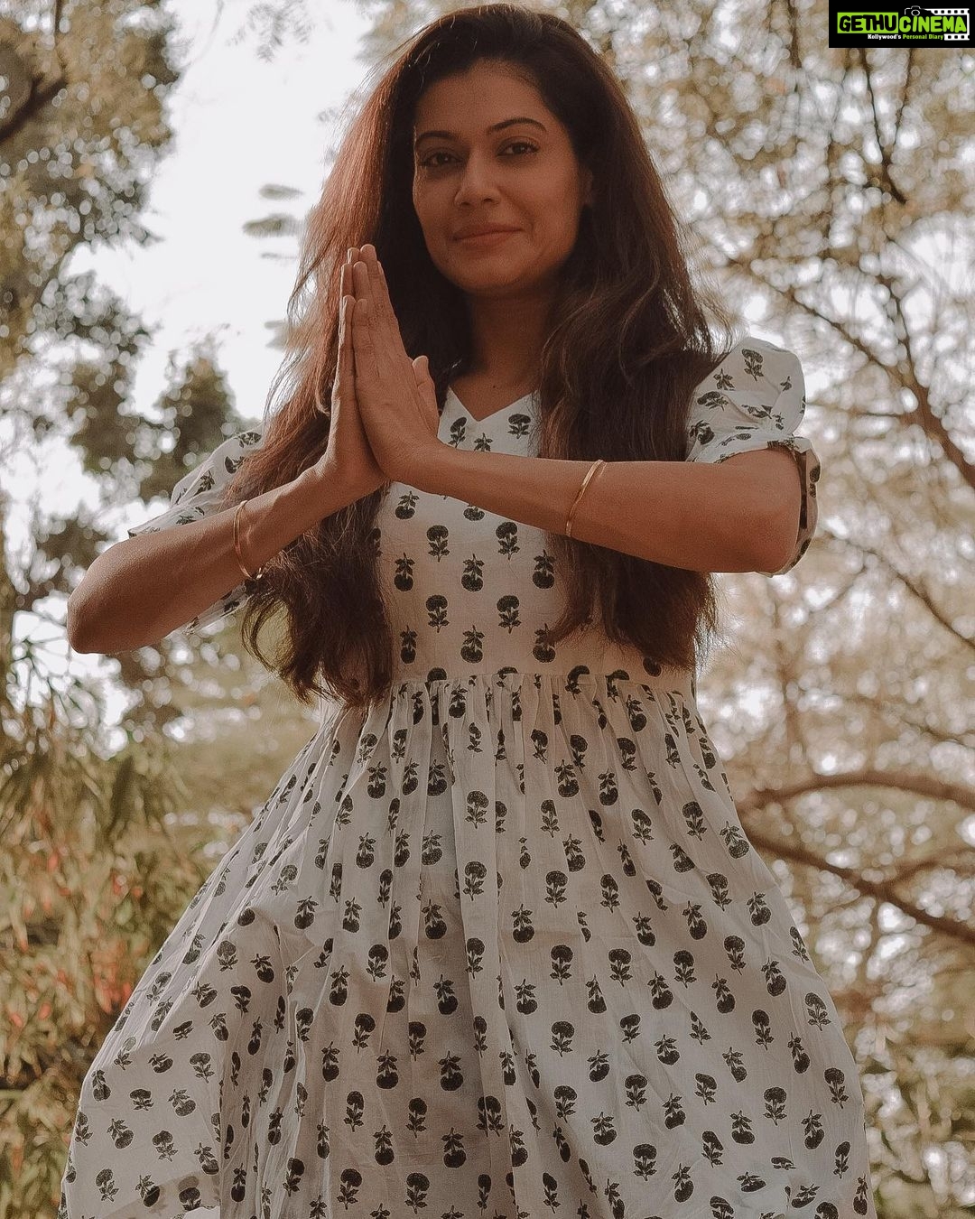 Payal Rohatgi Instagram - बहुत सारे लोग यह समझते हैं कि मैं rightwing से जुड़ी हुई हूँ क्योंकि मैं leftist लोगों की class लेती हूँ। मैं सिर्फ़ इतना कहना चाहती हूँ कि मैं न rightwing से हूँ ना leftist gang को belong करती हूँ। मैं कोशिश करती हूँ के धर्म के साथ खड़ी रहूँ और देश के साथ खड़ी रहूँ। यहाँ पर Parambir Dahiya कह रहे हैं कि उनको CBI की enquiry चाहिए परंतु Sharad Pawar कह रहे हैं कि Singh का allegation ग़लत है और उस समय Anil Deshmukh hospital में थे जिस समय की बात Parambir कर रहे हैं 🤪 अब सच क्या है यह तो समय बताएगा परंतु Parambir को भी CBI की माँग रखनी पढ़ी और Uddhav Thackarey का फ़ैसला बताएगा कि वो किस पर विश्वास करते हैं 🙏 #PayalRohatgi