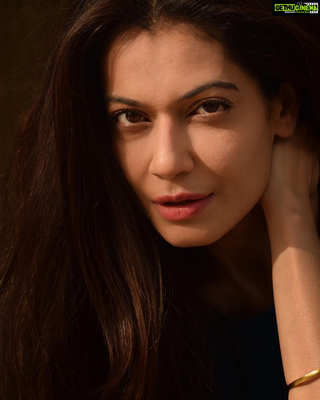 Payal Rohatgi Instagram - Nepotism ke ऊपर अगर outsiders एक जुट होकर बात नहीं करेंगे तो मुझे लगता है कि आगे जाके जब उनको काम मिलना बंद हो जाएगा तब वो कहीं के नहीं रहेंगे।आज की तारीख़ में Karan Johar जो प्रसिद्ध है starkids को launch करने के लिए क्यूंकि उन्होंने Alia Bhatt, Varun Dhawan, Janhvi Kapoor सब को launch किया और अब Sanjay Kapoor की बेटी Shanaya Kapoor को launch कर रहे हैं तो मैं सिर्फ़ इतना ही कहना चाहती हूँ जब Taapsee का काम बंद हो जाएगा तब वो भी nepotism की कहानी बेचेंगी जैसे वो पहले बेचती थी 🤪 तब तक के लिए outsiders को गुमराह करके अपना निजी फ़ायदा देखेंगी 🤪 Rajshri productions भी एक webseries बना रही है जहां Salman Khan की niece और Sunny Deol का लड़का काम करने वाले हैं। outsiders समझ जाओ अगर परिवार का कोई superstar बन जाएगा तो वो outsider को भूल जाएँगे 🙏 #PayalRohatgi