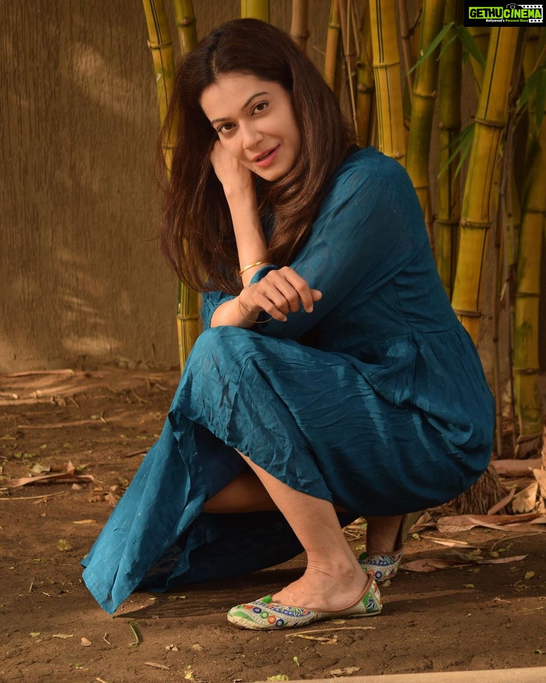 Payal Rohatgi Instagram - Param Singh Dahiya का वो बयान की SSR के fans नक़ली है उसके ऊपर आवाज़ उठाने वाले Rightwingers आज वो ही Param Singh Dahiya के email को forward कर रहे है जिसमें लिखा है कि महाराष्ट्र के home minister कैसे Sachin Vaze को १०० करोड़ का वसूली करने को कह रहे थे हर महीने 🙄 अब मुझे लगता है कि #Rightwinger अपना Stand Param Singh Dahiya के ऊपर कैसे बदल सकते हैं क्यों क्योंकि जब Payal Rohatgi ने अपना stand बदला सुशांत के निधन के ऊपर तब Payal बिक गयी 😂 मगर आज अपने एजेंडे को promote करने के लिए पूरा Rightwing बिक गया 🤣🤣🤣 #payalrohatgi