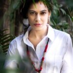 Payal Rohatgi Instagram - मैं आज Priyanka Chopra Jonas का जो interview था Oprah के साथ वो interview के एक statement को decode करने वाली हूँ। मेरे पास इतना समय भी नहीं है कि मैं बैठ के उसकी पूरी interview देखूँ जो office की script थी🤣 परंतु उसका जो statement public platform पर आया वो statement देखकर मुझे पता चल गया है कि Priyanka Chopra कितनी बड़ी dumb औरत है। यहाँ पर वो कह रही है कि वो एक convent school में पढ़ी जिसकी वजह से उसको ईसाई धर्म के बारे में पता चला। परंतु मुझे ये नहीं पता कि ये convent school Bareilly में था कि कहीं और ?? क्योंकि अगर Bareilly में था तो Bareilly बड़ा developed छोटा शहर है और अगर ये Bareilly में नहीं था तो Bareilly का ऐंगल क्यूँ ये हरदम घुसाती है सहानुभूति के लिए 🤣 फिर Priyanka कहती है कि कैसे उसके स्वर्गीय पिताजी masjid में गाना गाते थे जिसकी वजह से उसे इस्लाम धर्म के बारे में पता चला। अब इस पर मैं इतना ही कहना चाहती हूँ कि इस्लाम मैं तो गाना बजाना सख़्त माना है तो फिर कौन सा मस्जिद था जहाँ पर उसके पिताजी गाना गाते थे ?? क्या ये अपने स्वर्गीय पिताजी का इस्तेमाल कर रही है अपने muslim fans से जुड़ने के लिए ??? फिर Priyanka कहती है कि कैसे वो एक हिंदू परिवार में पलीं बढ़ी जिसकी वजह से उसे पता चला कि Bharat के अंदर आध्यात्मिकता काफ़ी मायने रखती है। तो अगर ऐसा है तो फिर अपने serial Quantico में Priyanka ने क्यों hindutva terror की कहानी बेची ??? ये मैं जानना चाहती हूँ ??? अच्छा रोज़ी रोटी के लिए आप अपने धर्म को बेच सकते हो और आप अब Oprah के show के ऊपर आके ये कह सकते हो कि Bharat के अंदर काफ़ी आध्यात्मिकता है क्योंकि ये कहने से आपको Bharat के bollywood में फिर से घुस जाओगे 🤣🤣🤣 ये दर्शाता है कि Priyanka Chopra जिसका नाम हर शादीशुदा heros के साथ जुड़ा हुआ था उसने आज एक pappu के साथ शादी करके ये साबित कर दिया है कि वो एक dumb औरत है जो अपना script भी नहीं पड़ती 🙏 #payalrohatgi