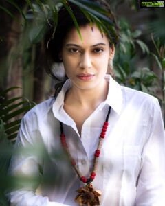 Payal Rohatgi Instagram - मैं आज Priyanka Chopra Jonas का जो interview था Oprah के साथ वो interview के एक statement को decode करने वाली हूँ। मेरे पास इतना समय भी नहीं है कि मैं बैठ के उसकी पूरी interview देखूँ जो office की script थी🤣 परंतु उसका जो statement public platform पर आया वो statement देखकर मुझे पता चल गया है कि Priyanka Chopra कितनी बड़ी dumb औरत है। यहाँ पर वो कह रही है कि वो एक convent school में पढ़ी जिसकी वजह से उसको ईसाई धर्म के बारे में पता चला। परंतु मुझे ये नहीं पता कि ये convent school Bareilly में था कि कहीं और ?? क्योंकि अगर Bareilly में था तो Bareilly बड़ा developed छोटा शहर है और अगर ये Bareilly में नहीं था तो Bareilly का ऐंगल क्यूँ ये हरदम घुसाती है सहानुभूति के लिए 🤣 फिर Priyanka कहती है कि कैसे उसके स्वर्गीय पिताजी masjid में गाना गाते थे जिसकी वजह से उसे इस्लाम धर्म के बारे में पता चला। अब इस पर मैं इतना ही कहना चाहती हूँ कि इस्लाम मैं तो गाना बजाना सख़्त माना है तो फिर कौन सा मस्जिद था जहाँ पर उसके पिताजी गाना गाते थे ?? क्या ये अपने स्वर्गीय पिताजी का इस्तेमाल कर रही है अपने muslim fans से जुड़ने के लिए ??? फिर Priyanka कहती है कि कैसे वो एक हिंदू परिवार में पलीं बढ़ी जिसकी वजह से उसे पता चला कि Bharat के अंदर आध्यात्मिकता काफ़ी मायने रखती है। तो अगर ऐसा है तो फिर अपने serial Quantico में Priyanka ने क्यों hindutva terror की कहानी बेची ??? ये मैं जानना चाहती हूँ ??? अच्छा रोज़ी रोटी के लिए आप अपने धर्म को बेच सकते हो और आप अब Oprah के show के ऊपर आके ये कह सकते हो कि Bharat के अंदर काफ़ी आध्यात्मिकता है क्योंकि ये कहने से आपको Bharat के bollywood में फिर से घुस जाओगे 🤣🤣🤣 ये दर्शाता है कि Priyanka Chopra जिसका नाम हर शादीशुदा heros के साथ जुड़ा हुआ था उसने आज एक pappu के साथ शादी करके ये साबित कर दिया है कि वो एक dumb औरत है जो अपना script भी नहीं पड़ती 🙏 #payalrohatgi