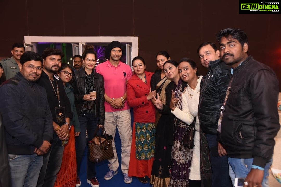 Payal Rohatgi Instagram - हमने देखा कि हाल में ही Vimal पान मसाले का विज्ञापन बना है जिसमें Ajay Devgan जी और Shahrukh Khan जी दोनों काम कर रहे हैं। अब मेरा ये सवाल है अगर marijuana और गांजा सेहत के लिए ख़राब है तो पान masala आपकी सेहत के लिए ख़राब कैसे नहीं है ??? आशा करती हूँ की NCB इसके ऊपर भी कोई guidelines बनाए है क्यूँकि पान masala allowed है इसलिए इसके विज्ञापन बन सकते हैं, गांजा और marijuana वर्जित हुआ है इसलिए उसका सेवन करने वाले लोगों को गुनहगार साबित किया जाता है। ये सारे प्रदार्थ सेहत के लिए हानिकारक होते हैं तो NCB को ख़ुद एक गाइडलाइन बनानी चाहिए कि कौन से पदार्थ ज़्यादा हानिकारक है और कौन से प्रदार्थ ज़्यादा हानिकारक नहीं क्योंकि हानिकारक पदार्थों का सेवन करने वाले लोगों को गिरफ़्तार किया जा रहा है। ये फ़ैसला की pan masala सेहत के लिए सही है और गांजा सेहत के लिए ख़राब यह एक सवाल है मेरा जिसका जवाब चाहती हूँ। दोनों सुपरस्टार्स को कोई भी स्वास्थ्य से जुड़े हुए कार्यक्रम में केन्द्रीय सरकार ना बुलाए क्योंकि ये दोनों बड़े superstar एक पान मसाले के विज्ञापन को promote कर रहे हैं जो युवा पीढ़ी को गुमराह कर सकता है। #FitIndia की विचारधारा से मिलता नहीं है यह विज्ञापन 🙏 #payalrohatgi