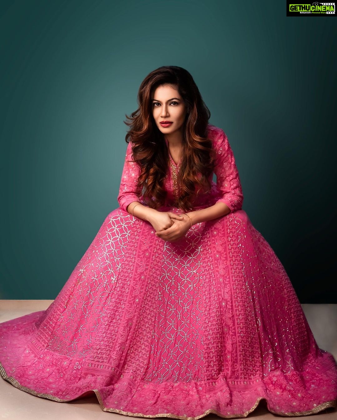Payal Rohatgi Instagram - #RitikaPhogat ने आत्म हत्या करी क्योंकि वो एक कुश्ती का match हार गई। जिसकी बहन Geeta और Babita Phogat है उसके ऊपर समाज का pressure था शायद जीतने का और जब वो जीत उसे प्राप्त नहीं हुई तब उसने निराशा में आत्महत्या कर ली।ये बहुत ज़्यादा दुःखमय घटना है और ये देख मैं सिर्फ़ इतना ही कहना चाहती हूँ के बच्चों के जो माँ-बाप हैं उन्हें बचपन से बच्चों को social media से दूर रखना चाहिए। #KareenaKapoorKhan जैसी माता को मैं सिर्फ़ इतना ही कहना चाहती हूँ कि जिस प्रकार से Taimur को media के सामने बार बार लाया जाता है वो बच्चे के मानसिक स्वास्थ्य पर असर करता है।ये आगे जाके शायद उसे नुक़सान पहुँचाए इसलिए bollywood वालों को अपने बच्चों को media से दूर रखना चाहिए, social media से दूर रखना चाहिए जब तक बच्चे ख़ुद नहीं कहें कि उन्हें ये सब में रुचि है। अब Ritika जैसे बोहोत सारे बच्चे हैं जो सामाजिक दबाव सहन नहीं कर सकते। मैंने ख़ुद अपनी society में देखा है कि कैसे बच्चों के माँ-बाप उनका Cricket खेलते हुए, Skating करते हुए video बनाते हैं, अपने social media पर upload करने के लिए और बच्चों के अंदर एक मुक़ाबले की भावना पैदा होती है जो आगे जाके उन्हें नुक़सान पहुँचा सकती है। आशा करती हूँ कि जो लोग मानसिक तौर से इतने strong नहीं है वो लोग social media से दूर रहे और जो लोग social media को समझ गए हैं वो यह भी समझ जाए कि कैसे समाज के pressure को भी नज़रअंदाज़ करना चाहिए क्यूंकि ज़िंदगी आपकी है और इसे आपको जीना है अपने अनुसार नाके समाज के अनुसार। बोहोत बार लोग कहते हैं कि मैं और संग्राम शादी कब करेंगे तो मैं उनको सिर्फ़ इतना कहना चाहती हूँ हमारी ज़िंदगी, हमारी मर्ज़ी हम?समाज के दबाव में आके कोई फ़ैसला नहीं लेते हैं और ये हम कर सकते हैं क्यूँकि हमें फ़र्क़ नहीं पड़ता परंतु बहुत सारे लोग ये करने में डरते हैं 🙏 #PayalRohatgi