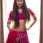Payal Rohatgi Instagram - मैं एक इंसान हूँ अन्ध्भक्त नहीं। मेरी एक विचारधारा है और ये विचारधारा समय के साथ बदल सकती है।ये कहते हुए मैं इतना कहना चाहती हूँ कि Sachin Vaze मुंबई police का officer जिसे suspend कर दिया गया उसको एक ईमानदार officer कहने वाले शिवसेना के Sanjay Raut को अब झटका लगेगा क्योंकि Sachin Vaze ने क़बूल किया है कि शिवसेना के नेता ने कहा था Mukesh Ambani के घर के सामने वो गाड़ी रखने के लिए जिस गाड़ी के अंदर एक्सप्लोसिव थे। Param Singh Dahiya जो पूर्व मुंबई के police commissioner थे उनका तबादला कर दिया गया है।उनके बारे में मैंने पहले सुना था जब साधवी प्रग्या case की जानकारी में ले रही थी फिर सुना जब sushant singh मामले में उन्होंने कहा कि sushant ke नक़ली fan accounts बनाए जा रहे हैं लोगों को गुमराह करने के लिए और मुंबई police को बदनाम करने के लिए और फिर मैंने Paramsingh का नाम सुना जब Arnab को गिरफ़्तार कर दिया गया और आख़िर में मैंने उसका नाम सुना जब delhi की कोई wannabe activist मुझे jail भेजने के चक्कर में उन्हें email भेज रही थी। सभी को अपने कर्मों की सज़ा मिलती है चाहे वो left gang का हो, right gang का हो।इसलिए अच्छे कर्म करो अगर आपको लगता है आपके अंतरात्मा में कोई बदलाव आया है जिसकी वजह से आपके विचार बदल गए हैं तो उन विचारों को लोगों के सामने प्रकट करे क्यूँकि अहंकार की वजह से झूठ के साथ खड़े रहना ये सही नहीं है 🙏 #payalrohatgi