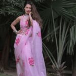 Payal Rohatgi Instagram - हम सब को पता चला के Kamaraj के साथ कुछ ग़लत हुआ जब हमने Kamaraj का video देखा social media पर जहाँ पार वो रो कर कह रहे थे कि कैसे वो अपने परिवार के इकलौते कमाने वाले सदस्य हैं और उनके साथ जो हो रहा है वो ग़लत हो रहा है। इंसानियत के नाते कुछ feminist ने उन्हें support भी किया और अब पता चला है कि FIR दर्ज हुई है influencer feminist के ख़िलाफ़ जो सही क़दम है क्योंकि अगर उसने free के खाने के चक्कर में या news में आने के लिए के लिए एक पुरुष की ज़िंदगी बर्बाद करने का षड्यंत्र रचा है तो यह ग़लत है मैं मानती हूँ कि पुरुषों को पुरुष होने की वजह से अन्याय नहीं sehen करना चाहिए। विदेशी feminist के ख़िलाफ़ भी royal family ने case दर्ज किया है जहाँ पर उसके ऊपर आरोप है कि वो royal staff को bully करती थी। अब सच क्या है ये तो समय बताएगा मगर royal family को भी सच रखने का हक़ है जिस प्रकार से पुरुषों को अपना सच रखने का हक़ होना चाहिए। दूसरी ओर UK में हो रहे racism वाले आरोप पर Priyanka Chopra और Meghan Markle द्वारा खुलासे पर उसका अंजाम हम Bharat के राज्यसभा में देख रहे हैं जहाँ par इसके ऊपर चर्चा हो रही है क्योंकि UK में Bharat के किसानों के ऊपर चर्चा होती है UK में। जब आप कर सकते हो तो हम भी कर सकते हैं क्योंकि जब Rihanna Bharat के किसानो के ऊपर बोल सकती है तो हम भी UK के अंदर होने वाले racism के ऊपर बोल सकते है 😈 Sharad Pawar ने बोला होगा 🤣🤣🤣 #PayalRohatgi