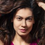 Payal Rohatgi Instagram - शिवसेना को दिक़्क़त है की NIA ने मुंबई पुलिस ऑफ़िसर Sachin Vaze को गिरफ़्तार किया।उनका कहना है कि केंद्र सरकार ने जानबूझ के ये कराया है क्योंकि उन्हें महाराष्ट्र सरकार गिरानी है तो मैं इतना ही कहना चाहती हूँ इन लोगों ने ये आरोप सुशांत सिंह राजपूत के मृत्यु के बाद CBI की माँग रखने वालों पर भी लगाया था ये कहकर की हम लोग CBI की माँग इसलिए रख रहे है क्योंकि हमें महाराष्ट्र की सरकार गिरानी है और हम BJP के लोग है। जबकि आज की तारीख़ में मैंने तो अपना बयान बदल दिया है कि शायद मुझे लगता है कि सुशांत सिंह राजपूत ने आत्महत्या करी मगर ये आत्महत्या एक साज़िश थी और इस साज़िश के पीछे जो सच था वो सब अब हम सब ने public platform पर देखे हैं। मैं सिर्फ़ इतना ही कहना चाहती हूँ कि अगर Sachin Tendulkar, Lata Mangeshkar, Virat Kohli के tweets के ऊपर शिवसेना comment कर सकती है की आप इनकी जाँच करे क्योंकि उन्हें लगता है कि ये लोगों ने tweet किये होंगे भाजपा के कहने की वजह से तो आज की तारीख़ में अगर Sachin Vaze से जुड़ी हुई गाड़ी Mukesh Ambani के घर के पास पाई जाती है जिसमें एक्सप्लोसिव है तो फिर उसकी कार्रवाही क्यों नहीं होगी ??? जब Arnab को गिरफ़्तार कर लिया जा सकता है दो साल पुराने case के सिलसिले में और आठ दिनों के लिए jail में डाल दिया जा सकता है तो फिर क्यों नहीं Sachin Vaze के ऊपर कार्रवाई हो ??? Kangana का घर भी BMC ने तोड़ दिया था और वो ग़लत था ये बात में court में साबित हुआ मगर BMC ने किया। तो अगर आज की तारीख़ में Sachin Vaze जाँच पड़ताल हो रही है तो ये होने दो ।BMC आज की तारीख़ में कह रहा है कि उसने FIR दर्ज कर रही है गोबर के ख़िलाफ़ क्योंकि covid positive थी और उसके बावजूद shoot पर गई 🤪 मुझे तो लगता है जिन लोगों को मैं और Kangana target करते हैं उन सब को बड़ा बनाने के पीछे बहुत सारे लोग रात दिन मेहनत करते हैं 🤪 यही सच्चाई है 😂 #payalrohatgi