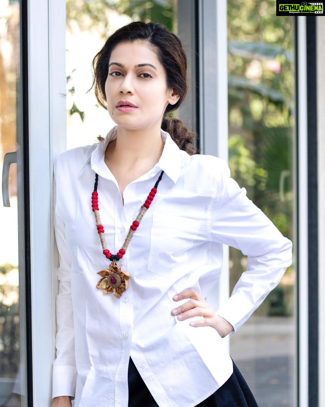 Payal Rohatgi Instagram - मुझे लगता है कि बोहोत बार controversy create करी जाती है सुर्ख़ियों में फ़िल्म या web-series को लाने के लिए। सुर्ख़ीयों में लाने के लिए ये PR वाले करते हैं जो इन निर्माता-निर्देशक के लिए काम करते हैं।हम सब को पता है कि कैसे दो बहने आलिया भट्ट और पूजा भट्ट दोनों की फ़िल्म और वेब सीरीज़ रिलीज़ होने वाली है।आलिया भट्ट की गंगूबाई काठियावाड़ का नाम बदलने का controversy हो रहा है कांग्रेस के एक MLA अमीन पटेल द्वारा महाराष्ट्र assembly के अंदर। दूसरी ओर Alia Bhatt ख़ुद महाशिवरात्रि के पावन त्योहार पर मंदिर जाती है और इसकी PR activity होती है क्योंकि सबको पता हे कि आज के दौर में क्या करके आप सनातनी लोगों का सहयोग पा सकते हो।मगर क्या ये जो इनकी intention है वो सही है क्योंकि मुझे लगता है कि कहीं न कहीं जानबूझ के hinduphobic content को बेचा जाता है अपनी web series को बेचने के लिए और Anushka Sharma ने भी शायद ये जानबूझ के किया क्योंकि कौन उसकी web series bulbul और patalok देखता अगर उसके बारे में चर्चा नहीं होती ??? तो यही मद्देनज़र रखते हुए मैं कहना चाहती हूँ ke Pooja Bhatt जो Modi विरोधी अजेंडा फैलाती है खुलकर उसकी web series के अंदर भी बच्चों के ख़िलाफ़ content है। इसके ख़िलाफ़ आपत्ति जतायी है National Commission Of Child Rights ने ? तो क्या ये लोग जानबूझ के ऐसा content का हिस्सा बनते हैं जो content सुर्ख़ीयों में आएगा क्योंकि वो content controversial है ये मैं जानना चाहती हूँ ??? साथ में Sanjay Leela Bhansali की film Padmavat जब release हुई थी तब उनके ऊपर karnisena ने हमला किया था। क्या ये हमला एक PR activity थी ये मुझे जानना है क्योंकि उस हमले के बाद film चर्चित हुई और film superhit भी हुई।अगर film के अंदर content ख़राब है तो चर्चित होने के बावजूद वो hit नहीं होती मगर सबसे पहले उसे चर्चित करना कॉन्ट्रोवर्सी द्वारा यह PR agent का काम होता है जिसके लिए ये लोग ये सब चीज़ें करते हैं। ये मेरी राय है आशा करती हूँ आप सब सुनने की क्षमता रखेंगे 🙏 #PayalRohatgi