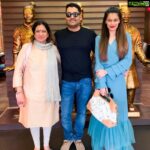 Payal Rohatgi Instagram – अगर कंगना रनावत के ऊपर आरोप लगा है कि वो सुशांत सिंह राजपूत निधन के बाद एक मरे हुए इंसान का उपयोग कर रही थी न्यूज़ में आने के लिए तो फिर मैं इतना ही कहना चाहती हूँ कि आज की तारीख़ में महाराष्ट्र के मिनिस्टर क्या कर रहे है ??? क्या वो न्यूज़ में आने के लिए ये कह रहे है कि सुशांत सिंह राजपूत का क़त्ल हुआ या वो सच कह रहे हैं क्योंकि वो CBI से बड़े नहीं है परंतु वो मिनिस्टर हैं वो सरकार से है जिस सरकार ने पहले सुशांत सिंह राजपूत के निधन को एक आत्महत्या कहकर रफ़ा दफ़ा कर दिया था। 

ये सवाल रखा जा रहा है feminists के सामने जो हर वक़्त कहते हैं कि वो सच्चाई के साथ खड़े हैं परंतु मुझे लगता है कि वो एक agenda के साथ खड़े रहते हैं और मुद्दे को समझे बिना सिर्फ़ Modi विरोधी या bollywood में काम पाने के चक्कर में सच बात नहीं कहते है। 

Feminists को शायद बुरा लग रहा होगा कि कैसे Rakhi Sawant की ज़िंदगी के ऊपर Javed Akhtar biopic बनाने का सोच रहे हैं। Sawant जो मेरी दोस्त नहीं है क्योंकि उसने जिस प्रकार से मुझे गालियां दीं वो कोई दोस्त नहीं दे सकता परंतु क्योंकि मेरी उससे कोई निजी दुश्मनी नहीं है यहाँ पर feminists का उदाहरण देते हुए कहना चाहती हूँ Sawant को उन्होंने बुरा भला कहा जब MeToo movement में Tanusree में Nana Patekar के ऊपर आरोप लगाया कि वो ग़लत व्यवहार कर रहा था उनके साथ परंतु Rakhi ने Tanushree के इल्ज़ामों को ग़लत कहा।
वो ही Rakhi के ज़िंदगी पर feminist के चहेते Javed Akhtar biopic बना रहे हैं तो ये देख उन्हें काफ़ी मिर्ची लगी होगी 😈

#PayalRohatgi