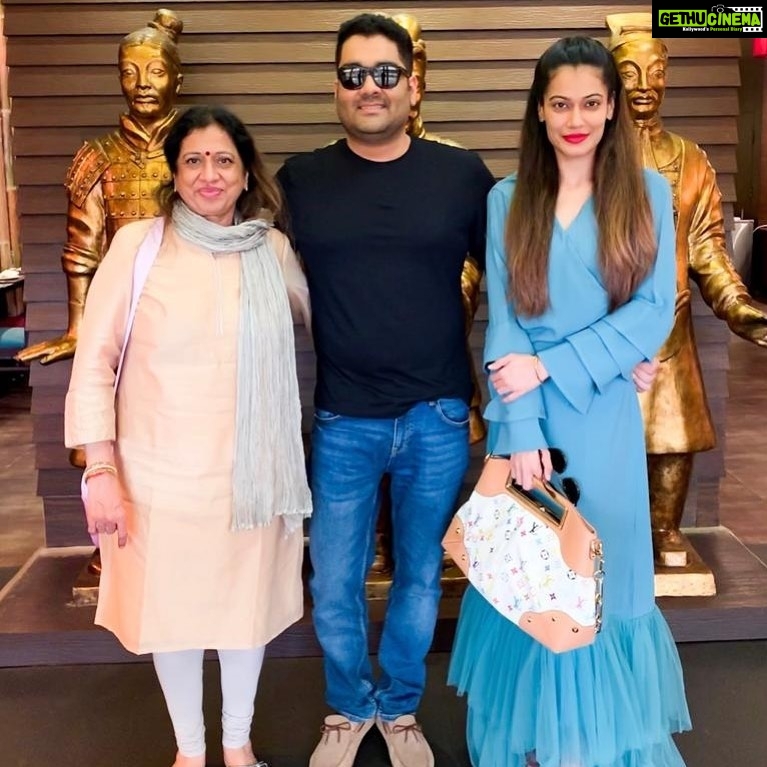 Payal Rohatgi Instagram - अगर कंगना रनावत के ऊपर आरोप लगा है कि वो सुशांत सिंह राजपूत निधन के बाद एक मरे हुए इंसान का उपयोग कर रही थी न्यूज़ में आने के लिए तो फिर मैं इतना ही कहना चाहती हूँ कि आज की तारीख़ में महाराष्ट्र के मिनिस्टर क्या कर रहे है ??? क्या वो न्यूज़ में आने के लिए ये कह रहे है कि सुशांत सिंह राजपूत का क़त्ल हुआ या वो सच कह रहे हैं क्योंकि वो CBI से बड़े नहीं है परंतु वो मिनिस्टर हैं वो सरकार से है जिस सरकार ने पहले सुशांत सिंह राजपूत के निधन को एक आत्महत्या कहकर रफ़ा दफ़ा कर दिया था। ये सवाल रखा जा रहा है feminists के सामने जो हर वक़्त कहते हैं कि वो सच्चाई के साथ खड़े हैं परंतु मुझे लगता है कि वो एक agenda के साथ खड़े रहते हैं और मुद्दे को समझे बिना सिर्फ़ Modi विरोधी या bollywood में काम पाने के चक्कर में सच बात नहीं कहते है। Feminists को शायद बुरा लग रहा होगा कि कैसे Rakhi Sawant की ज़िंदगी के ऊपर Javed Akhtar biopic बनाने का सोच रहे हैं। Sawant जो मेरी दोस्त नहीं है क्योंकि उसने जिस प्रकार से मुझे गालियां दीं वो कोई दोस्त नहीं दे सकता परंतु क्योंकि मेरी उससे कोई निजी दुश्मनी नहीं है यहाँ पर feminists का उदाहरण देते हुए कहना चाहती हूँ Sawant को उन्होंने बुरा भला कहा जब MeToo movement में Tanusree में Nana Patekar के ऊपर आरोप लगाया कि वो ग़लत व्यवहार कर रहा था उनके साथ परंतु Rakhi ने Tanushree के इल्ज़ामों को ग़लत कहा। वो ही Rakhi के ज़िंदगी पर feminist के चहेते Javed Akhtar biopic बना रहे हैं तो ये देख उन्हें काफ़ी मिर्ची लगी होगी 😈 #PayalRohatgi