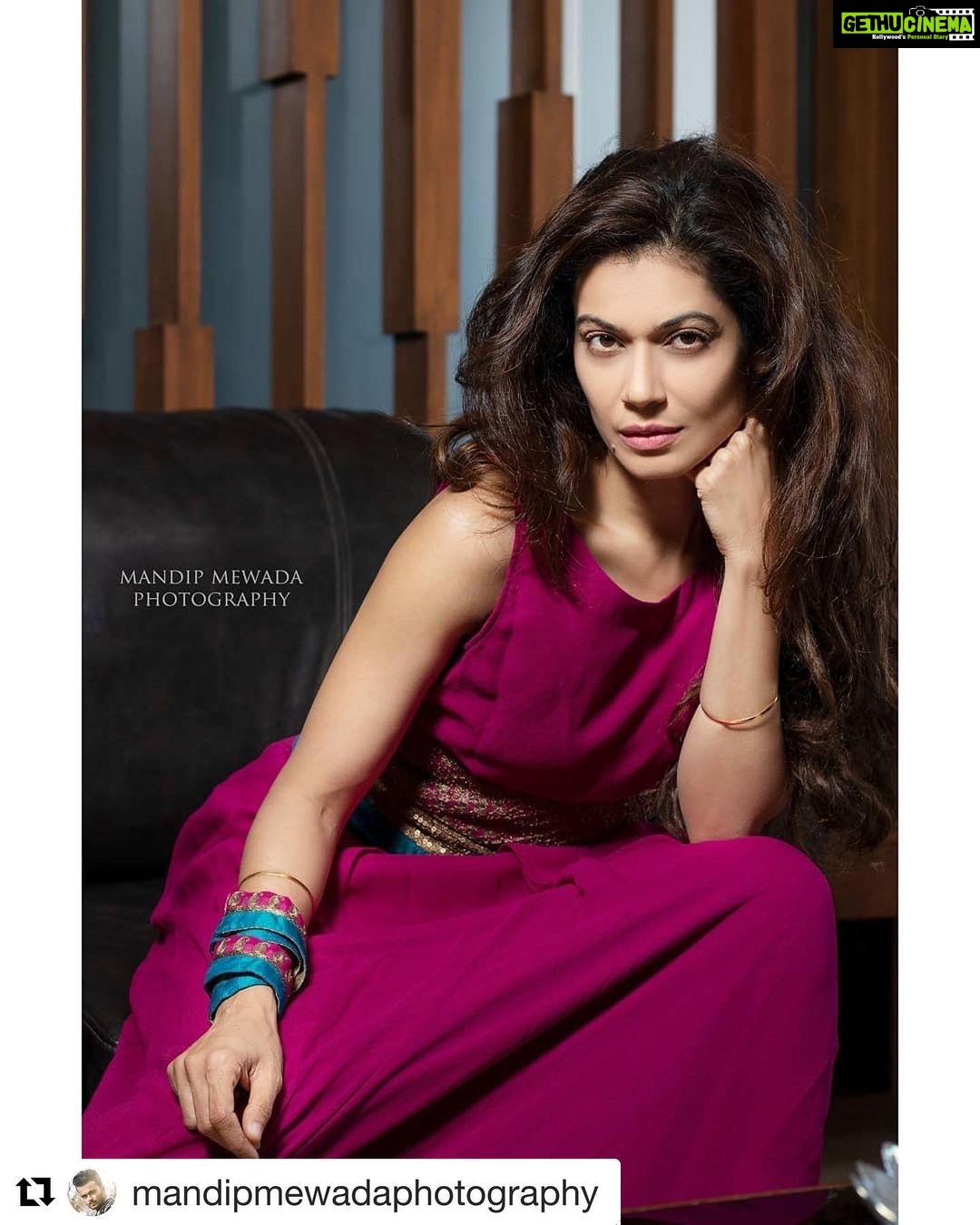 Payal Rohatgi Instagram - भारत की feminist को भारत में facism दिखाई देता जाता है परंतु यही feminist को म्यान्मार के अंदर हो रहे fascism के ऊपर बातचीत नहीं करनी।US के अंदर अगर एक coloured इंसान की मौत हो जाती है वहाँ के police द्वारा तो पूरी दुनिया उसके ऊपर चर्चा करनी है और Bharat के feminist तो मुद्दे को इतना बड़ा बना देते हैं जैसे के उनको बहुत ज़्यादा दुःख हुआ हो ये घटना से। अगर वो इतने ही सच्चे हैं तो उनको म्यान्मार के अंदर हो रहे अत्याचार से क्यों नहीं परेशानी हो रही क्योंकि यहाँ तो अनगिनत लोगों की जान जा रही है जो सरकार का विरोध कर रहे हैं। भारत के अंदर किसानों की आढ में, मुसलमानों की आढ में, सरकार का विरोध करती हुई feminist आज Myanmar के अंदर हो रहे अत्याचार पर कुछ नहीं बोल रही ये। हैं इनका दोगलापण 🙏 #PayalRohatgi #Repost @mandipmewadaphotography with @get_repost ・・・ "I want people to see the dress, but focus on the woman." Actress - @payalrohatgi