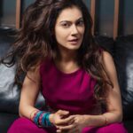 Payal Rohatgi Instagram - #SonuSood की एक बहुत ही अच्छी छवि है कि वो लोगों की मदद करते हैं और उन्होंने गरीबों की मदद करी है और उसकी footage सबने देखी है मीडिया द्वारा।इतना कुछ करने के बाद करोना कॉल में भी उन्हें पद्मश्री नहीं दिया गया केन्द्रीय सरकार द्वारा तो शायद कहीं ना कहीं एक निराशा ज़रूर होगी उनके अंदर क्योंकि मुझे लगता है कि Sonu Sood अजित को अपने रोज़गार के लिए भी चिंता नहीं करनी पड़ती क्योंकि अब वो काफ़ी प्रसिद्ध हो गए हैं एक हीरो की तरह क्योंकि पहले उनकी छवि villain की थी जो अब उनके उदार दिल वाले स्वभाव से बदल गई है। इसकी वजह से उनको bollywood भी बहुत काम दे रहा है और Kangana से जबसे उनकी लड़ाई हुई उसके बाद उनको ओर भी काम मिल रहा है। तो फिर समझ नहीं आया कि क्यों उन्होंने महाशिवरात्रि के पावन त्योहार पर भगवान शिव को निशाना बनाते हुए tweet किया के हमें भगवान शिव जी की फोटोग्राफ forward करने से बेहतर लोगों की मदद करनी चाहिए। क्या कभी इन्होंने कोई और त्योहार के ऊपर अपनी ऐसी राय दी है जहाँ पर बकरी को काटा जाता हूँ ?? क़त्ल करना तो photo forward करने से बोहोत ज़्यादा दर्दनाक घटना है परंतु शायद तभी उन्हें ज़रूरत नहीं पड़ती होगी अपनी राय देने की मगर अभी अपनी राय देना जब महाशिवरात्रि का पावन त्योहार है शायद ज़रूरी था 🤣 उन्हें लगा होगा कि वो sanatana dharm को निशाना बनाएँगे तो केंद्रीय Sarkar को समझ आ जाएगा के वो अपना प्रतिशोध जता रहे हैं वो केन्द्रीय सरकार की तरफ़ जिसकी छवि sanatana dharm से ज़्यादा जुड़ी हुई है। परंतु यहाँ पर Sonu Sood अपना ही नुक़सान कर रहे हैं क्योंकि सनातनी उसके ख़िलाफ़ हो गए ये tweet देखकर जो बोहोत ज़्यादा illogical लगा 🙏