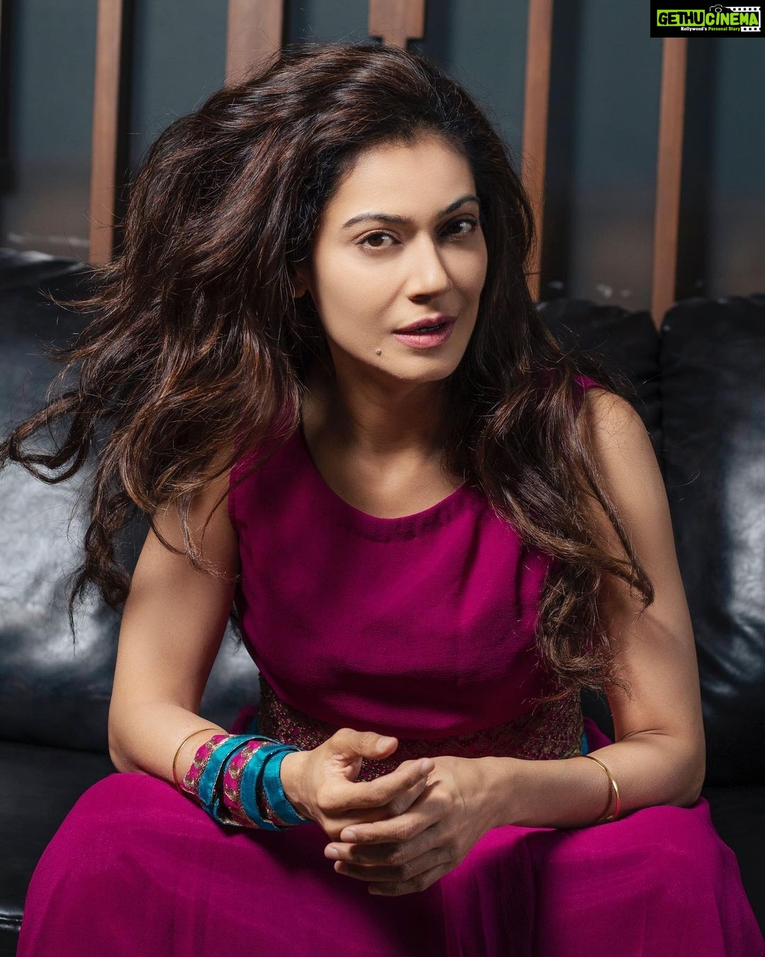 Payal Rohatgi Instagram - #SonuSood की एक बहुत ही अच्छी छवि है कि वो लोगों की मदद करते हैं और उन्होंने गरीबों की मदद करी है और उसकी footage सबने देखी है मीडिया द्वारा।इतना कुछ करने के बाद करोना कॉल में भी उन्हें पद्मश्री नहीं दिया गया केन्द्रीय सरकार द्वारा तो शायद कहीं ना कहीं एक निराशा ज़रूर होगी उनके अंदर क्योंकि मुझे लगता है कि Sonu Sood अजित को अपने रोज़गार के लिए भी चिंता नहीं करनी पड़ती क्योंकि अब वो काफ़ी प्रसिद्ध हो गए हैं एक हीरो की तरह क्योंकि पहले उनकी छवि villain की थी जो अब उनके उदार दिल वाले स्वभाव से बदल गई है। इसकी वजह से उनको bollywood भी बहुत काम दे रहा है और Kangana से जबसे उनकी लड़ाई हुई उसके बाद उनको ओर भी काम मिल रहा है। तो फिर समझ नहीं आया कि क्यों उन्होंने महाशिवरात्रि के पावन त्योहार पर भगवान शिव को निशाना बनाते हुए tweet किया के हमें भगवान शिव जी की फोटोग्राफ forward करने से बेहतर लोगों की मदद करनी चाहिए। क्या कभी इन्होंने कोई और त्योहार के ऊपर अपनी ऐसी राय दी है जहाँ पर बकरी को काटा जाता हूँ ?? क़त्ल करना तो photo forward करने से बोहोत ज़्यादा दर्दनाक घटना है परंतु शायद तभी उन्हें ज़रूरत नहीं पड़ती होगी अपनी राय देने की मगर अभी अपनी राय देना जब महाशिवरात्रि का पावन त्योहार है शायद ज़रूरी था 🤣 उन्हें लगा होगा कि वो sanatana dharm को निशाना बनाएँगे तो केंद्रीय Sarkar को समझ आ जाएगा के वो अपना प्रतिशोध जता रहे हैं वो केन्द्रीय सरकार की तरफ़ जिसकी छवि sanatana dharm से ज़्यादा जुड़ी हुई है। परंतु यहाँ पर Sonu Sood अपना ही नुक़सान कर रहे हैं क्योंकि सनातनी उसके ख़िलाफ़ हो गए ये tweet देखकर जो बोहोत ज़्यादा illogical लगा 🙏