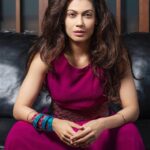 Payal Rohatgi Instagram - आज मैं आपके साथ बात करना चाहती हूँ विश्व की एक प्रसिद्ध feminist के बारे में जिसका नाम है #MeghanMarkle।ये Prince Harry की बीवी है और इस ने शादी के कुछ सालों के बाद अपने पति को अपने घर वालों से अलग कर दिया। Meghan बोहोत सारी feminist की inspiration है और इसलिए आज मैं इसके ऊपर वीडियो बनाकर लोगों को कहना चाहती हूँ जो feminist सोचती है कि वो अपने पति को उनके घर वालों से दूर करेंगी उनके साथ भी आगे जाके ऐसा हो सकता है जब उनके बच्चे बड़े हो और उनके बच्चे अपनी शादी के बाद उनके साथ रहना पसंद ना करें। इससे हम कहते हैं कर्मा 🙏 Meghan की दोस्त है Priyanka Chopra जो भी Oprah पे आने वाली है और दोनों को बहुत सारी लड़कियाँ अपने जीवन में प्रेरित मानती है इसलिए बताना ज़रूरी है इन सभी feminist की सच्चाई जो शायद shaadi भी इसलिए करती हैं क्यूँकि उनके career को आगे ले जाने का माध्यम मिलता है। जो ग़लत है ऐसा मैं नहीं कह रही क्योंकि मैं कोई नहीं हूँ किसी के माध्यम के ऊपर कहने वाली की ये सही है या ग़लत परंतु उस पर बातचीत करना मेरा हक़ है 🙏 #PayalRohatgi