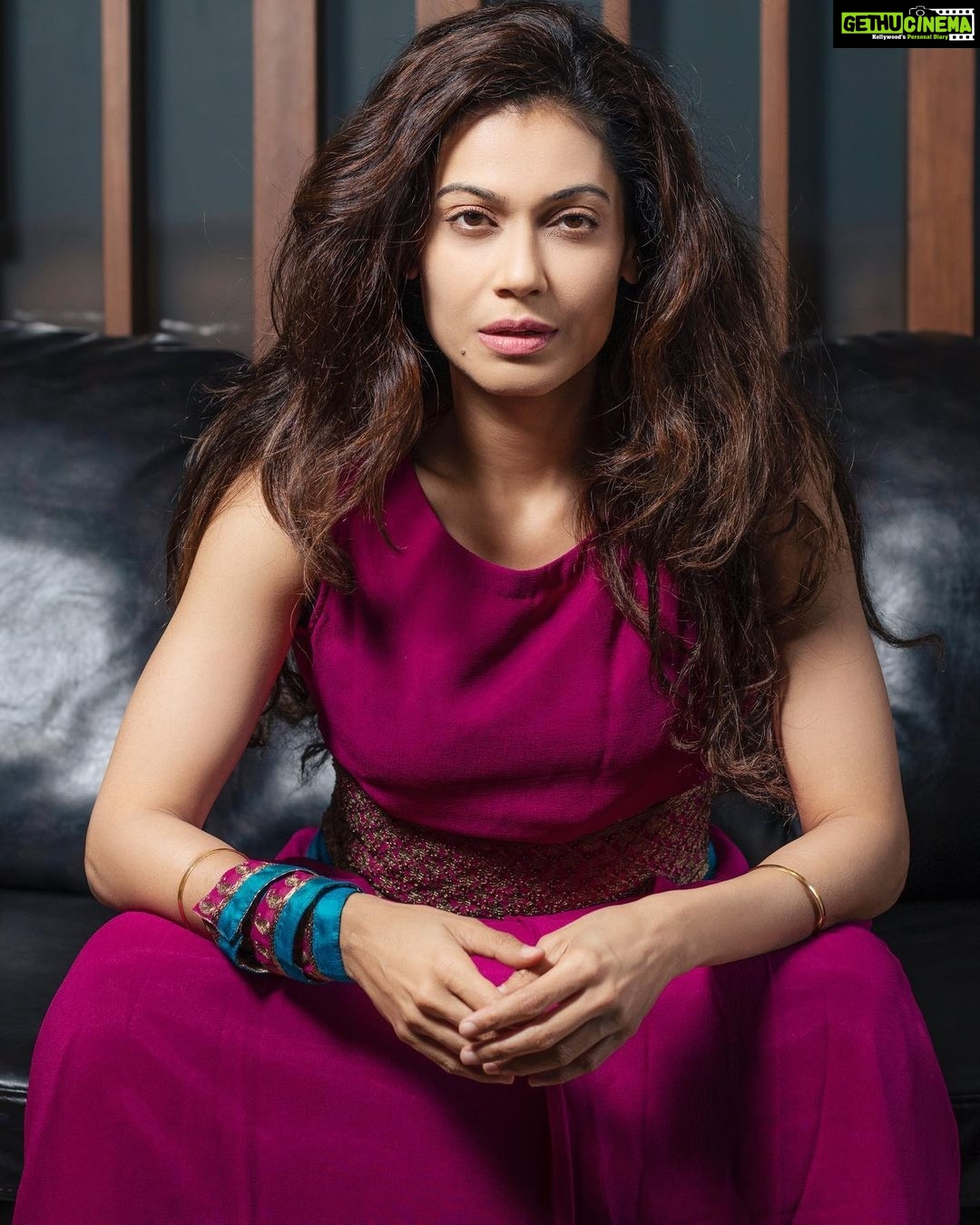 Payal Rohatgi Instagram - आज मैं आपके साथ बात करना चाहती हूँ विश्व की एक प्रसिद्ध feminist के बारे में जिसका नाम है #MeghanMarkle।ये Prince Harry की बीवी है और इस ने शादी के कुछ सालों के बाद अपने पति को अपने घर वालों से अलग कर दिया। Meghan बोहोत सारी feminist की inspiration है और इसलिए आज मैं इसके ऊपर वीडियो बनाकर लोगों को कहना चाहती हूँ जो feminist सोचती है कि वो अपने पति को उनके घर वालों से दूर करेंगी उनके साथ भी आगे जाके ऐसा हो सकता है जब उनके बच्चे बड़े हो और उनके बच्चे अपनी शादी के बाद उनके साथ रहना पसंद ना करें। इससे हम कहते हैं कर्मा 🙏 Meghan की दोस्त है Priyanka Chopra जो भी Oprah पे आने वाली है और दोनों को बहुत सारी लड़कियाँ अपने जीवन में प्रेरित मानती है इसलिए बताना ज़रूरी है इन सभी feminist की सच्चाई जो शायद shaadi भी इसलिए करती हैं क्यूँकि उनके career को आगे ले जाने का माध्यम मिलता है। जो ग़लत है ऐसा मैं नहीं कह रही क्योंकि मैं कोई नहीं हूँ किसी के माध्यम के ऊपर कहने वाली की ये सही है या ग़लत परंतु उस पर बातचीत करना मेरा हक़ है 🙏 #PayalRohatgi
