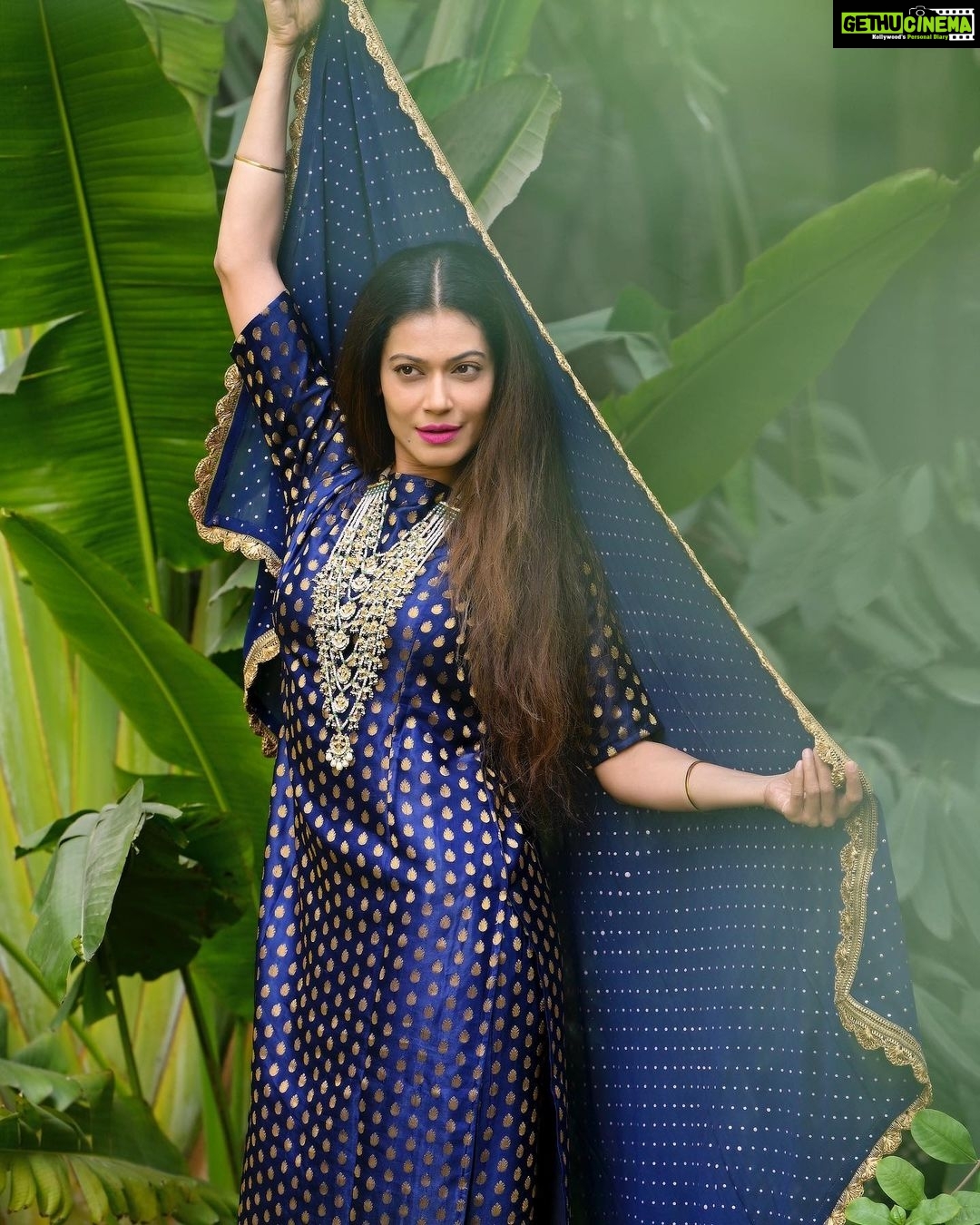 Payal Rohatgi Instagram - आपने B grade actors के बारे में सुना होगा, आप लोगों ने B grade हिन्दुओं के बारे में सुना होगा मगर क्या आपने B grade activist के बारे में सुना है ??? B grade activist वो है जो अपने दिमाग़ के अनुसार नहीं बल्कि WhatsApp Forward द्वारा मुद्दों के साथ खड़े रहते हैं और इनमें से एक B grade activist है #LeherSethi जिसने मेरे ख़िलाफ़ केस दर्ज किया है कि मैं मुस्लिम औरतों के ख़िलाफ़ नफ़रत फेलाती हूँ। ऐसे दिमाग़ से कम activist को मैं इतना ही कहना चाहती हूँ कि Switzerland के अंदर muslim औरतें हिजाब नहीं पहन सकतीं और पुरुष तो हिजाब पहनते ही नहीं है तो ये क़ानून Switzerland ke अंदर पास हुआ है जिसकी इन्फ़ॉर्मेशन मुझे एक public domain से मिली और अगर अब ये इंफॉर्मेशन पढ़कर अगर मैं इसके ऊपर video बनाती हूँ तो मेरे पर इल्ज़ाम मत लगाना कि मैं muslim औरत के ख़िलाफ़ नफ़रत फैला रही हूँ ग़लत है। जब मैंने Safoora Zagar की pregnancy के ऊपर अपनी राय रखी जो pregnancy का इस्तेमाल किया जा रहा था bail लेने में तो मेरे पे आरोप लगाया गया कि मैं नफ़रत फैला रही हूँ muslim औरतों के ख़िलाफ़ जो बहुत ज़्यादा हस्याजनक था क्योंकि औरत ही pregnant हो सकती हैं मर्द नहीं। अब हम सबको पता चला है कि कैसे US के दंगों में Trump को बरी कर दिया गया है जो दर्शाता है कि Trump के ख़िलाफ़ एक fake narrative चलाया जाता था कि उसकी वजह से अमेरिका में दंगे हुए वो एक साज़िश थी। तो ऐसे B grade एक्टिविस्ट को मैं कहना चाहती हूँ कि अपने दिमाग़ का प्रयोग करे WhatsApp forward से मुद्दों के साथ जुड़े नहीं क्योंकि ये उनकी अक्षमता दिखाता है क्षमता नहीं 🙏 #PayalRohatgi