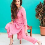 Payal Rohatgi Instagram - हम सबको पता है कि कैसे Taapsee के घर के ऊपर income tax की raid पड़ी है और अब Tapsee का कहना है कि उसने कोई ग़लत काम नहीं किया तो मैं सिर्फ़ इतना ही कहना चाहती हूँ कि मैं Kangana से सहमति रखती हूँ क्योंकि अगर आपने कोई ग़लत काम नहीं किया तो आप court में जाइए और आपके ऊपर जो इल्ज़ाम लगा है कि आपने 5 करोड़ रुपये लिए है कोई फ़िल्म के लिए ? आपका कोई bungalow है Paris ke अंदर जिसका दाम इतना है तो उसको आप court ke अंदर बेबुनियाद साबित कर सकते हैं अगर आप फँसाया जा रहे हैं। मैं सिर्फ़ इतना ही कहना चाहती हूँ के Taapsee ने मज़ाक उड़ाया था Kangana के office का जब BMC का attack हुआ था और अब जब उसके घर पे raid पड़ी है तो हमें सुनने में आ रहा है कि कैसे उसके माता पिता परेशान हैं तो उसको यह बात समझनी चाहिए जब ग़लत किसी के साथ भी हो रहा हो, आपके दुश्मन के साथ भी क्यूँ ना हो रहा हो तो आपको आवाज़ उठानी चाहिए क्योंकि यही एक अच्छे इंसान की निशानी है।ग़लत अगर आपके दुश्मन के साथ हो रहा हो और आप उसे देख ख़ुश होते हैं तो आप कहाँ से अच्छे इंसान हैं ??? Arnab के बेटे के ऊपर भी FIR दर्ज कराई गई थी जब उन्हें गिरफ़्तार किया गया दो साल पुराने case के ऊपर तब वो भी ग़लत था और जिस प्रकार से आपने Kangana के साथ अपनी निजी दुश्मनी के आधार पर उसके office का तोड़ना BMC द्वारा सही समझते हुए समर्थन दिया वो बोहोत ग़लत था।अब आपके पास उपाय है कि आप Bharath के court में जाइए और अपने ऊपर लगे इल्ज़ामों को ग़लत साबित करे जैसे आपकी दोस्त #RichaChadda ने किया क्योंकि 2013 में भी Anurag Kashyap के ऊपर raid हुई थी tax related मामले में। निजी फ़ायदे के लिए अंधभक्त मत बनिए और सच के साथ खड़े रहने का प्रयास करे 🙏 #PayalRohatgi
