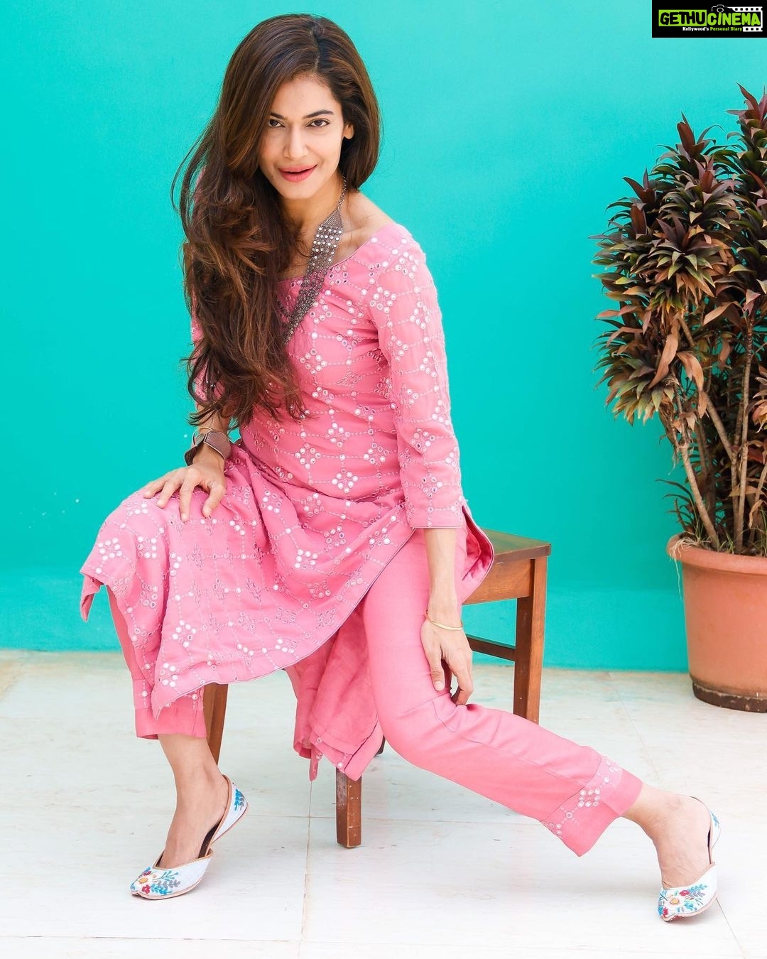 Payal Rohatgi Instagram - हम सबको पता है कि कैसे Taapsee के घर के ऊपर income tax की raid पड़ी है और अब Tapsee का कहना है कि उसने कोई ग़लत काम नहीं किया तो मैं सिर्फ़ इतना ही कहना चाहती हूँ कि मैं Kangana से सहमति रखती हूँ क्योंकि अगर आपने कोई ग़लत काम नहीं किया तो आप court में जाइए और आपके ऊपर जो इल्ज़ाम लगा है कि आपने 5 करोड़ रुपये लिए है कोई फ़िल्म के लिए ? आपका कोई bungalow है Paris ke अंदर जिसका दाम इतना है तो उसको आप court ke अंदर बेबुनियाद साबित कर सकते हैं अगर आप फँसाया जा रहे हैं। मैं सिर्फ़ इतना ही कहना चाहती हूँ के Taapsee ने मज़ाक उड़ाया था Kangana के office का जब BMC का attack हुआ था और अब जब उसके घर पे raid पड़ी है तो हमें सुनने में आ रहा है कि कैसे उसके माता पिता परेशान हैं तो उसको यह बात समझनी चाहिए जब ग़लत किसी के साथ भी हो रहा हो, आपके दुश्मन के साथ भी क्यूँ ना हो रहा हो तो आपको आवाज़ उठानी चाहिए क्योंकि यही एक अच्छे इंसान की निशानी है।ग़लत अगर आपके दुश्मन के साथ हो रहा हो और आप उसे देख ख़ुश होते हैं तो आप कहाँ से अच्छे इंसान हैं ??? Arnab के बेटे के ऊपर भी FIR दर्ज कराई गई थी जब उन्हें गिरफ़्तार किया गया दो साल पुराने case के ऊपर तब वो भी ग़लत था और जिस प्रकार से आपने Kangana के साथ अपनी निजी दुश्मनी के आधार पर उसके office का तोड़ना BMC द्वारा सही समझते हुए समर्थन दिया वो बोहोत ग़लत था।अब आपके पास उपाय है कि आप Bharath के court में जाइए और अपने ऊपर लगे इल्ज़ामों को ग़लत साबित करे जैसे आपकी दोस्त #RichaChadda ने किया क्योंकि 2013 में भी Anurag Kashyap के ऊपर raid हुई थी tax related मामले में। निजी फ़ायदे के लिए अंधभक्त मत बनिए और सच के साथ खड़े रहने का प्रयास करे 🙏 #PayalRohatgi