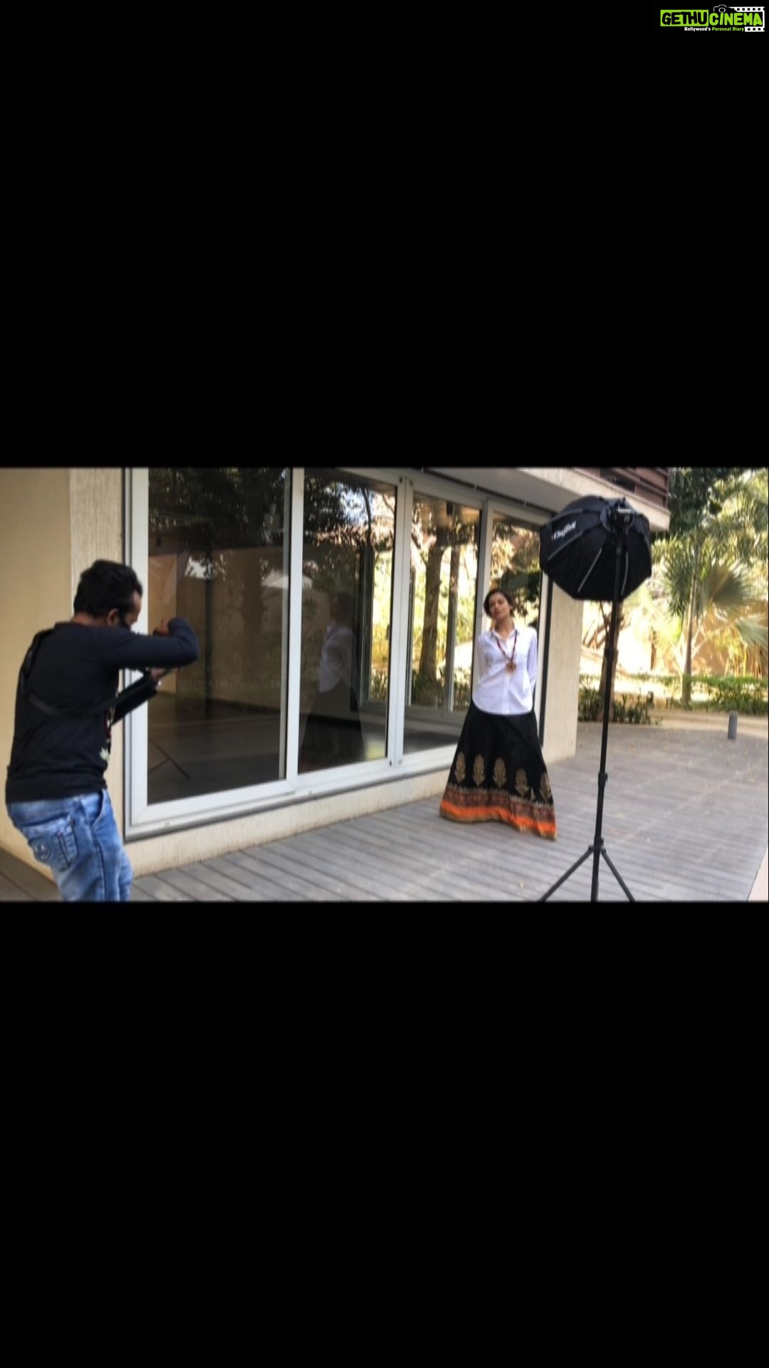 Payal Rohatgi Instagram - Learn to let go what wants to leave 😈 - Payal Rohatgi #payalrohatgi #vocalforlocal
