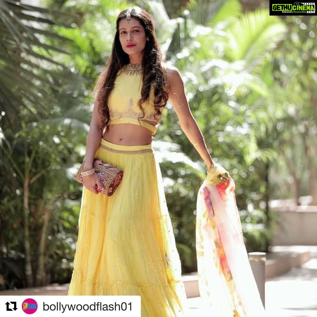 Payal Rohatgi Instagram - मैं कहना चाहती हूँ कि मुझे लग रहा है कि आलिया भट्ट कोई नादान या बेवक़ूफ़ लड़की नहीं है बल्कि एक शातिर औरत है जो शायद अपने पिता का बलिदान दे रही है अपने career को आगे ले जाने के लिए। सबको पता है क्या केन्द्रीय सरकार की सोच महेश भट्ट साब की सोच से मिलती जुलती नहीं है क्योंकि महेश भट्ट साहब को पाकिस्तान के अभिनेता पसंद है भारत के अभिनेता से ज़्यादा।वो ही केंद्रीय सरकार के चहेते रजत शर्मा के शो में आलिया भट जाती है #AapKiAdalat में और मोदी जी को भी मिलने जाती है अपने हाल के बॉयफ़्रेंड के साथ जो कभी Katrina Kaif का boyfriend था जो Alia Bhatt की best friend थी। बढ़ा ही अजीबो ग़रीब चक्रव्यूह है परंतु इतना ही कहना है के Alia Bhatt की सड़क film flop हो जाती है क्योंकि वो उसके पिताजी का production है परंतु Sanjay Leela Bhansali का production गंगूबाई flop नहीं होने wala ये मैं कह सकती हूँ। तो क्या Alia Bhatt जिसके नीजी तालुक अपने पिता के साथ अपने childhood में अच्छे नहीं थे अपनी माँ के साथ मिलकर उनकी बलि चढ़ा रहे हैं अपने निजी career के फ़ायदे के लिए यह एक सवाल है ??? #PayalRohatgi #Repost @bollywoodflash01 with @get_repost ・・・ Beautiful #payalrohatgi @payalrohatgi