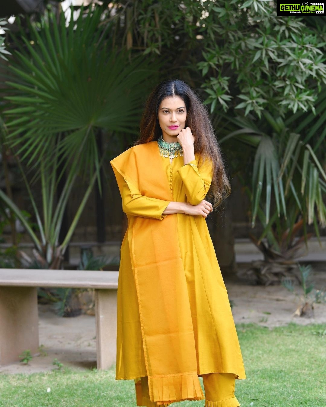 Payal Rohatgi Instagram - मुझ पर आरोप है कि मैं बोत से ज़्यादा successful लोगों के ऊपर वीडियोस बनाती हूँ इस आरोप का मैं justification दे रही हूँ क्योंकि मुझे आदत है अपनी राय रखने का बहुत सारे मुद्दों के ऊपर जो मुद्दे मेरे साथ जुड़े हुए भी नहीं होते है परंतु ये मुद्दा तो मेरे साथ जुड़ा हुआ है इसलिए राय तो बनती है और राय ये हैं मुझसे ज़्यादा successful लोग अगर उस मुद्दे से जुड़े हुए हैं जो मुद्दा मेरे देश हित में नहीं जा रहा, धर्म के हित में नहीं जा रहा और मेरे अस्तित्व पर निशाना कर रहा है तो मैं उस मुद्दे के ऊपर मैं अपनी राय रखूंगी और अपनी सोच रखकर लोगों को जागृत करने का प्रयास करूँगी 🙏 Sushant मामले पर मेरी राय से बहुत सारे लोगों को तक़लीफ हुई परंतु ये बहुत सारे लोग वास्तविकता में sushant के दोस्त थे और उनकी चुप्पी से मुझे बोहोत ज़्यादा निराशा हुई इसलिए उन पर video मैंने बनाए। आशा करती हूँ trolls को मेरी भाषा समझ आ गई 🙏 सत्यमेव जयते 🙏 #payalrohatgi
