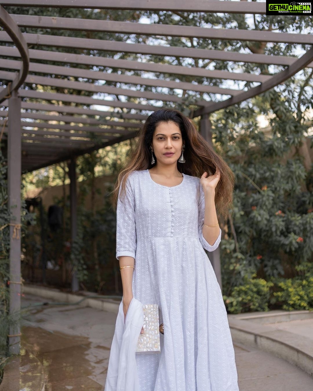 Payal Rohatgi Instagram - जो डॉक्टर होता है वो अपनी डिग्री की वजह से डॉक्टर बनता है मगर मैंने देखा है कि गुजरात के अंदर काफ़ी डॉक्टर समझते हैं कि उनसे उनकी QUALIFICATIONS नहीं पूछी जाएगी अगर वो मोदी जी के साथ फोटोग्राफ शेयर करेंगे। ये कहाँ का रवैया है ?? मोदी जी की फोटोग्राफ रखने का मतलब ये तो नहीं क्या आप professional नहीं होंगे अपने मरीज़ों के साथ ??? मोदी जी की तो फ़ोटोग्राफ़ नित्यानंद के साथ भी हैं, मोदी जी की फोटोग्राफ तो आसाराम के साथ भी है, मोदी जी की फोटोग्राफ तो दीप सिंधू के साथ भी है, मगर इसका मतलब ये नहीं कि वो लोगों को उनकी जो गलतियाँ हे उनके लिए सज़ा नहीं मिलती। मोदी जी हमारे देश के प्रधानमंत्री है तो उनकी फ़ोटो काफ़ी लोगों के साथ खींची गई होगी उनके जीवन क़र्म में क्योंकि एक मनुष्य अपने जीवन में अनगिनत लोगों को मिलता है और आज के social media के ज़माने में हर मुलाक़ात एक photo का ज़रिया बनती है तो Gujarat के मरीज़ों के लिए यह video है जो बहकाये जाते हैं Modi जी के फोटोग्राफ से Gujarat के doctors द्वारा क्योंकि ये कोई qualification certificate नहीं है Dr. बनने का। जनहित में ये video जारी किया गया है 🙏 #PayalRohatgi