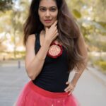 Payal Rohatgi Instagram - कुछ हफ़्ते पहले ही हमने देखा कि कैसे महाराष्ट्र की Sarkar ये कह रही थी कि Lata Mangeshkar, Sachin Tendulkar और Virat Kohli के tweets के ऊपर छानबीन होनी चाहिए क्योंकि इन्होंने नक़ली किसान आंदोलन के ख़िलाफ़ आवाज़ उठायी और कहा कि सबको एकजुट होकर Bharat के ख़िलाफ़ होने वाली साजिशों का सामना करना चाहिए ना की वो साजिशों द्वारा ख़ुद के देश के अंदर आतंक फैलाना चाहिए।ऐसी घटिया सोच रखने वाले महाराष्ट्र सरकार के प्रतिनिधि थे Taapsee और Anurag Kashyap जो इतने प्रसिद्ध भी नहीं है Lata Mangeshkar जी, Sachin Tendulkar और Virat Kohli जितने। आज Taapsee और Anurag Kashyap ke घरों में income tax की raid पढ़ रही है तो जो leftist gang है वो कह रहा है कि ये लोग केन्द्रीय सरकार के विरुद्ध बोलते हैं इसलिए इनके ऊपर ये raid कराई गई। तो मैं सिर्फ़ इतना कहना चाहती हूँ कि अगर मैंने कुछ ग़लत काम किया नहीं है तो raid से डरना नहीं चाहिए और रही बात outspoken celebrity होने की तो Lata Mangeshkar जी Sachin Tendulkar और Virat Kohli के tweets को कैसे महाराष्ट्र की Sarkar ने कुछ हफ़्ते पहले रफ़ा दफ़ा कर दिया ये कहकर कि उनको BJP से डर लगता है इसलिए उन्होंने देश के हित में tweet किया जो हास्यजनक statement था। आज वो ही महाराष्ट्र के नेता कह रहे हैं कि केन्द्रीय Sarkar ke दबाव में आके Bharat की वरिष्ठ agency ऐसे ही निजी मतभेद के कारण Taapsee और Anurag के घरों पर छापा मार रही है जो बोहोत ज़्यादा बेवकूफ़ी वाला बयान लगता है क्यूँकि agency सबूतों के बिना ऐसे कैसे कर सकती है ??? #payalrohatgi