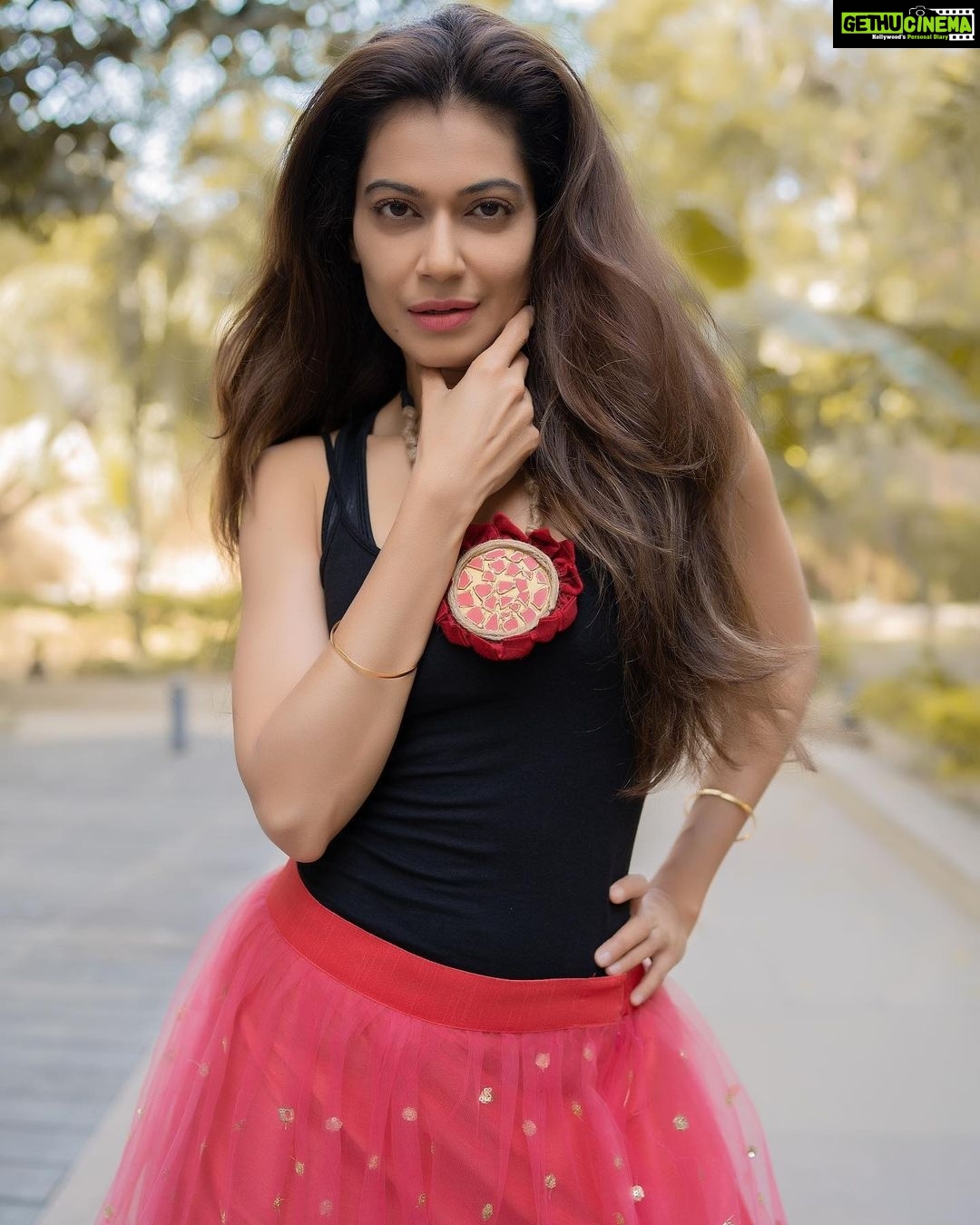 Payal Rohatgi Instagram - कुछ हफ़्ते पहले ही हमने देखा कि कैसे महाराष्ट्र की Sarkar ये कह रही थी कि Lata Mangeshkar, Sachin Tendulkar और Virat Kohli के tweets के ऊपर छानबीन होनी चाहिए क्योंकि इन्होंने नक़ली किसान आंदोलन के ख़िलाफ़ आवाज़ उठायी और कहा कि सबको एकजुट होकर Bharat के ख़िलाफ़ होने वाली साजिशों का सामना करना चाहिए ना की वो साजिशों द्वारा ख़ुद के देश के अंदर आतंक फैलाना चाहिए।ऐसी घटिया सोच रखने वाले महाराष्ट्र सरकार के प्रतिनिधि थे Taapsee और Anurag Kashyap जो इतने प्रसिद्ध भी नहीं है Lata Mangeshkar जी, Sachin Tendulkar और Virat Kohli जितने। आज Taapsee और Anurag Kashyap ke घरों में income tax की raid पढ़ रही है तो जो leftist gang है वो कह रहा है कि ये लोग केन्द्रीय सरकार के विरुद्ध बोलते हैं इसलिए इनके ऊपर ये raid कराई गई। तो मैं सिर्फ़ इतना कहना चाहती हूँ कि अगर मैंने कुछ ग़लत काम किया नहीं है तो raid से डरना नहीं चाहिए और रही बात outspoken celebrity होने की तो Lata Mangeshkar जी Sachin Tendulkar और Virat Kohli के tweets को कैसे महाराष्ट्र की Sarkar ने कुछ हफ़्ते पहले रफ़ा दफ़ा कर दिया ये कहकर कि उनको BJP से डर लगता है इसलिए उन्होंने देश के हित में tweet किया जो हास्यजनक statement था। आज वो ही महाराष्ट्र के नेता कह रहे हैं कि केन्द्रीय Sarkar ke दबाव में आके Bharat की वरिष्ठ agency ऐसे ही निजी मतभेद के कारण Taapsee और Anurag के घरों पर छापा मार रही है जो बोहोत ज़्यादा बेवकूफ़ी वाला बयान लगता है क्यूँकि agency सबूतों के बिना ऐसे कैसे कर सकती है ??? #payalrohatgi