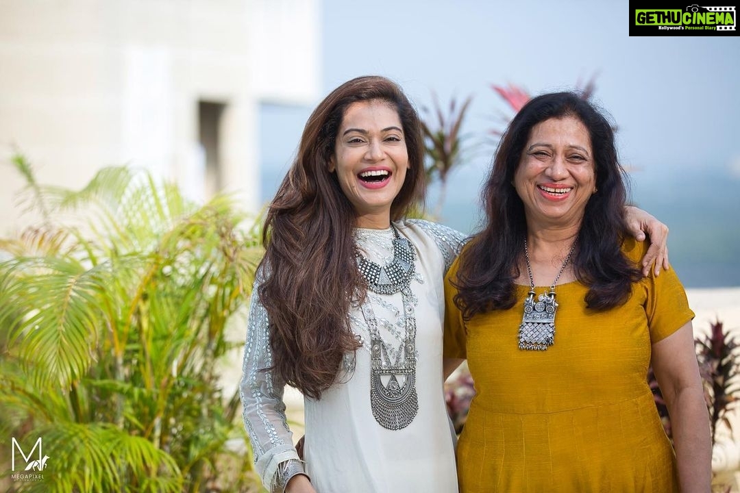 Payal Rohatgi Instagram - मैं कहना चाहती हूँ कि पायल जान बूझकर झूठ के साथ खड़ी नहीं रहती। मुझे लगता है ये जो IT टीम है जो मुझे निशाना बना रही है अगर वो भारत की प्रसिद्ध IT team है तो उसको मैं सिर्फ़ इतना ही कहना चाहती हूँ कि मेरे को email भेजे गए और emails में speculative इंफॉर्मेशन थी सुशांत सिंह राजपूत की मौत पर। आत्माहत्या नहीं बल्कि एक मर्डर है सुशांत का ऐसा काफ़ी emails ने सबूतों के साथ स्पष्ट किया।जब BJP की नेता रूपा गांगुली ने भी कहा कि कैसे सुशांत सिंह राजपूत के Instagram के followers बढ़ और घट रहे हैं और फिर सुब्रह्मण्यम स्वामी जी ने भी कहा कि उनको भी ऐसे emails आए हैं। उनके ऑफ़िस को शायद सारी इंफोर्मेशन share करी गयी तब उन्होंने भी सुशांत के क़त्ल के ऊपर CBI की माँग करी क्योंकि सब न्याय चाहते थे sushant के लिए। CBI अभी तक भारत की वरिष्ठ agency है और इसके ऊपर कोई official statement नहीं दी है और मुझे लगता है कि जो लोग कह रहे हैं कि मुझे पैसे मिले इसलिए मैं अपना statement बदल रही हूँ तो उनको मैं कहना चाहती हूँ कि मैं CBI से बड़ी नहीं हूँ और ना इनके पास कोई proof है ये बताने के लिए कि मुझे पैसे मिले हैं।जिन लोगों को sushant के नाम से dance class चालू करनी थी education trust चालू करना था सभी लोगों ने किया और सभी लोगों ने अपने अंदर की आवाज़ को सुनकर किया परंतु अगर जानबूझ के लोग subscribers की आड़ में झूठ फैलाएंगे के sushant के घर से 2 लाशें मिली जो सरासर एक मनघड़ंत कहानी थे और उन लोगों का Twitter या facebook या YouTube के subscribers बढ़ते ही जा रहे हैं क्योंकि उन्होंने अभी तक अपने इस छूट को correct नहीं किया तो मैं सिर्फ़ इतना कहना कि सबको अपने अंदर की आवाज़ सुनाई देती है और अगर जानबूझ कर वो झूठ ke साथ खड़े रहना चाहते हैं तो ये उनकी सोच है मगर मैं झूट के साथ नहीं खड़ी नहीं रहूंगी। Rhea के साथ अगर मेरा बर्ताव थोड़ा कठोर था तो वो इस आधार पर था कि वो sushant को drugs दे रही थी जबकि उसे पता था कि sushant मानसिक तनाव से गुज़र रहा है जो एक ग़लत क़र्म था मगर अभी तक कोई भी police उसे abetment to suicide के आरोपों पर गिरफ़्तार नहीं कर पा रही है।तो ये देख मैं इतना कहना चाहती हूँ सत्यमेव जयते जो सच है वो बाहर आए चाहे कितना भी कडवा कठोर कठिन क्यों ना हो 🙏 #payalrohatgi