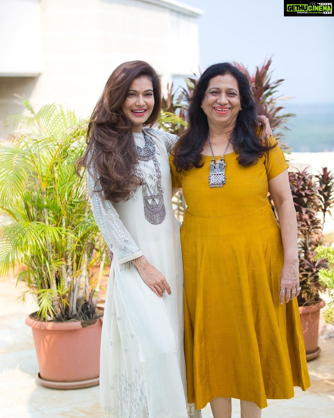 Payal Rohatgi Instagram - मैंने कुछ दिन पहले एक वीडियो बनाया था #NikhilTaneja करके कोई निर्देशक के ऊपर क्योंकि उसका मैंने ट्वीट देखा था जिसमें वो कंगना को निशाना बना रहा था क्योंकि उसे लगता था कि कंगना ग़लत है और Greta और Rihanna सही क्योंकि वो अंतरराष्ट्रीय सेलिब्रिटीज़ है किसान आंदोलन के ऊपर। परंतु अब इतने सारे दिन बीत गए सबको पता चल गया कि Greta ने कैसे एक टूलकिट शेयर किया अपने ट्विटर पर और उस टूलकिट में इंफॉर्मेशन थी कि कैसे आतंक करना है भारत के कोने कोने में किसान आन्दोलन के नाम पर। Delhi police ने 21 वर्षीय #DishaRavi को गिरफ़्तार भी किया उस मामले में क्योंकि वो Greta के संपर्क में थी। अब भी अगर Nikhil Taneja जैसे Yashraj से जुड़े हुए निर्देशक जो एक तरफ़ मानसिक स्वास्थ्य के ऊपर बात करके publicity पाते हैं और दूसरी तरफ़ ऐसे जानबूझ के ग़लत अफ़वाह फैलाएंगे किसान आंदोलन के नाम पर तो मुझे लगता है कि ये उनका FAME पाने का तरीक़ा है 🤣 बेचारे को मेरी बात हज़म नहीं हुई क्योंकि अगर मेरी बात की कोई अहमियत नहीं थी क्योंकि मेरे followers कम है तो उसको मेरे screenshot को tweet करने की आवश्यकता नहीं थी 😉 उसके चमचे को मेरे team द्वारा मेरे नाम के hashtag पर भी टिप्पणी करने की आवश्यकता नहीं थी वो चमचा जो Hrithik Roshan का हमशक्ल है क्योंकि उसे लगता है कि वो असली है जबकि पूरी दुनिया को पता चल गया है कि #SachinTendulkar, #LataMangeshkar, #ViratKohli जैसे प्रसिद्ध भारतीय लोग भी किसान आंदोलन के ख़िलाफ़ है परंतु Hrithik Roshan के हमशक्ल को और Yashraj के B grade director को इन भारतीय लोगों पर भी विश्वास नहीं है क्योंकि इनको Modi विरोधी agenda फैलाकर अपनी rozi roti कमानी है। ये Nakul Mehta तो एक B grade hindu है क्योंकि हाल में ही पिता बनने वाला Nakul ने अपने बेटे का नाम Sufi रखा है क्योंकि इसको लगता है कि ऐसे hinduphobia फैलाएगा तो ज़रूर आगे जाके इसको bollywood में A grade फ़िल्में मिलेगी 🙄 इसे अपने बच्चे का नाम Ram या Krishna नहीं रखना था बल्कि Sufi रखना था तो इसे हम सिर्फ़ इतना ही कहना चाहते हैं कि इज़्ज़त से धर्म परिवर्तन करके कम से कम एक धर्म की तरफ़ तो वफ़ादारी रखो 🙄 #payalrohatgi